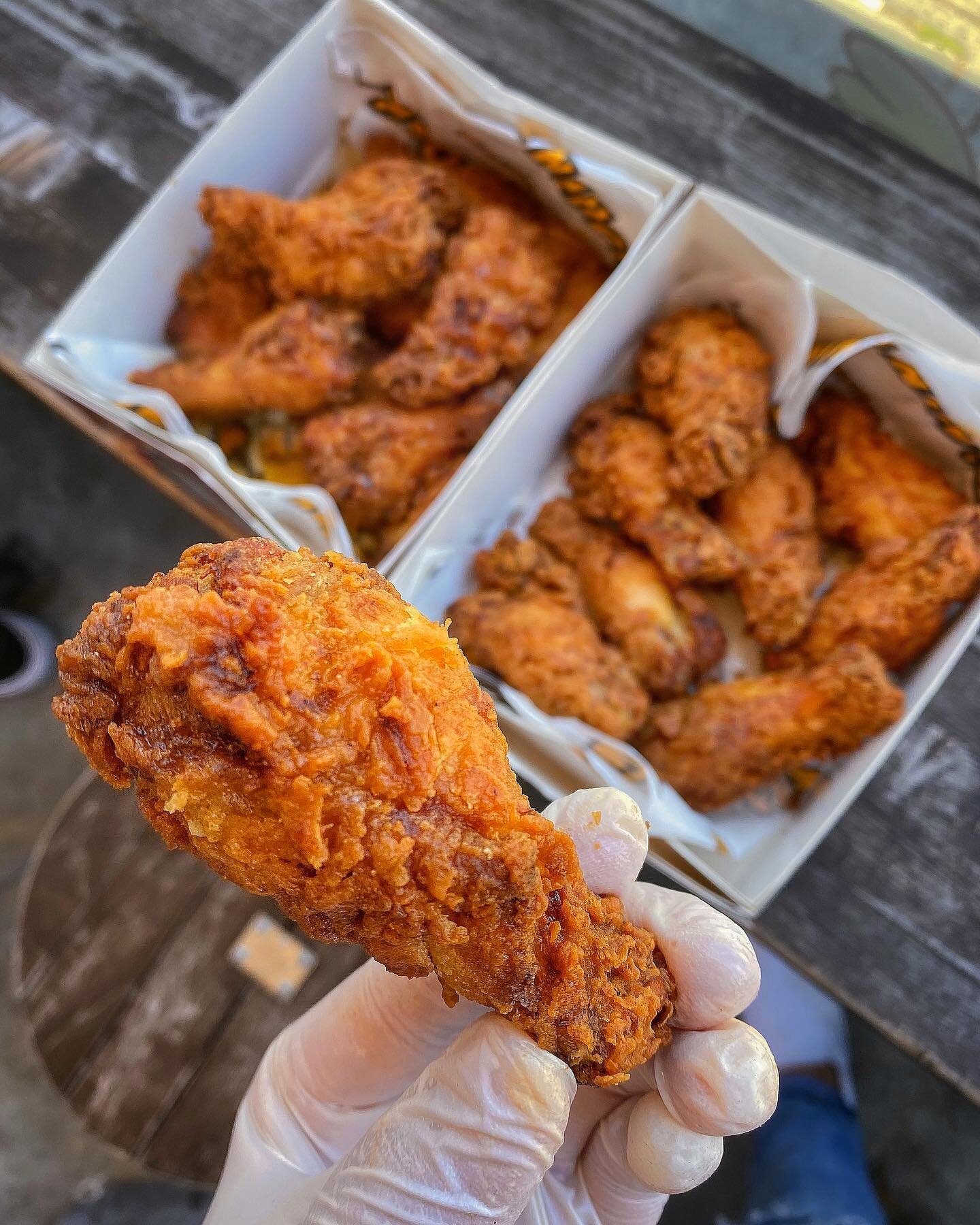 How many wings are you planning to eat this weekend? 😉🍗🔥 Come get our Korean fried chicken wings today and get that weekend started! 🙌 #MichinDak