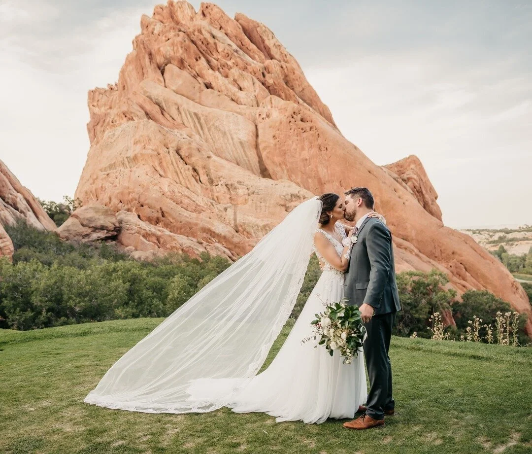 Congratulations to Emily and Matt! With amazing views, fabulous details, and abundant love - their wedding was Beautiful! Here's a sneak peekπ .
.
.
.
.
#velvetheartphotography #coloradomountainwedding #denverengagementphotographer #lovelandengageme