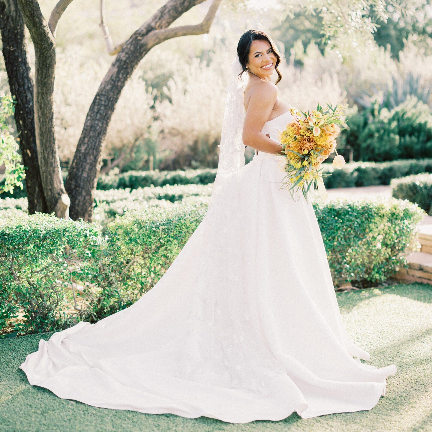 One of my favorite parts of photographing a wedding is getting to see all the beautiful floral arrangements. Swipe to see a close up of this gorgeous Spring bouquet.
.
.
.
.
.
VENDORS:
Host: @styledshootsacrossamerica⁠
Concept &amp; Planning: @heathe