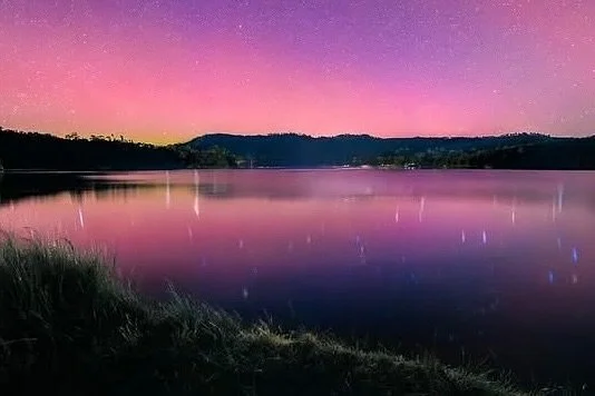 A big thank you 🙏 to Jeremy Murray for allowing us to share his stunning image of the Aurora Australis over Lake Lyell last night. Just like Jeremy, did you catch sight of it too?

Head over to @jeremymurrayphotography for more of his incredible pho