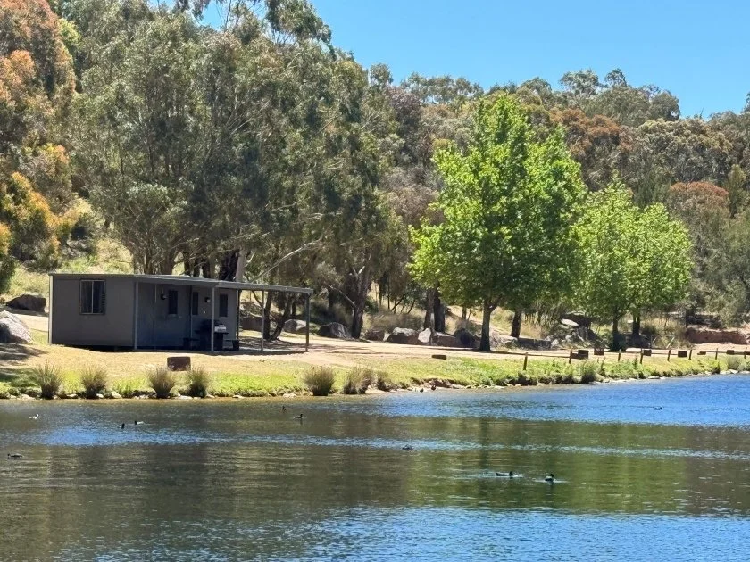 LAST MINUTE CANCELLATION! SKI LODGE CABIN AVAILABLE THIS WEEKEND!

Unwind in comfort and rustic charm at our Ski Lodge Cabin, perfect for families and small groups. Nestled on the waterfront, this cosy retreat combines the spirit of Lake Lyell campin