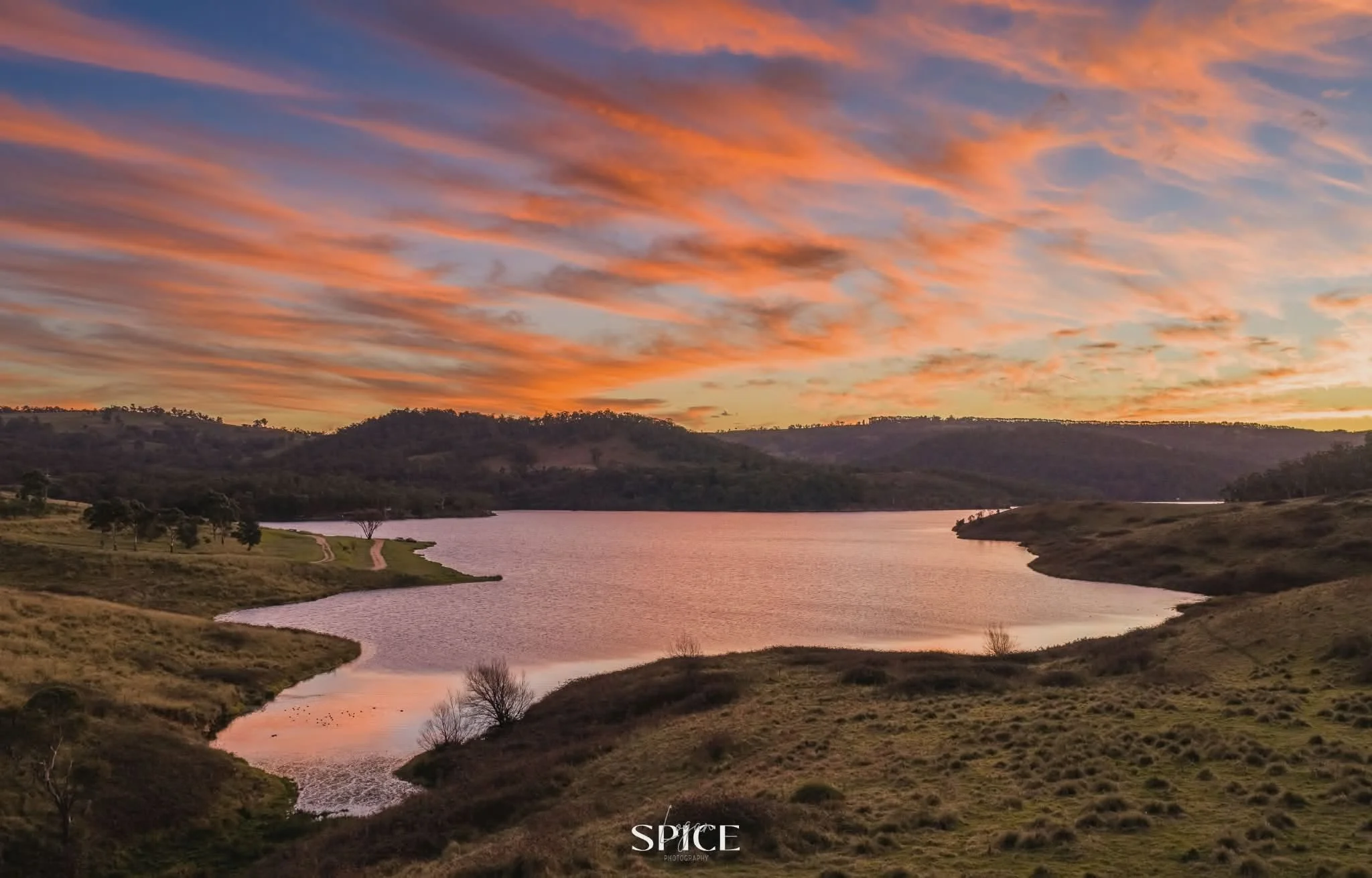 We couldn't go past sharing this beautiful sunset image over Lake Lyell and our Eastern Unreserved Campground by local photographer @loganspicephotography. 
 
Whether you&rsquo;re travelling in the caravan, planning a family getaway, sneaking away fo
