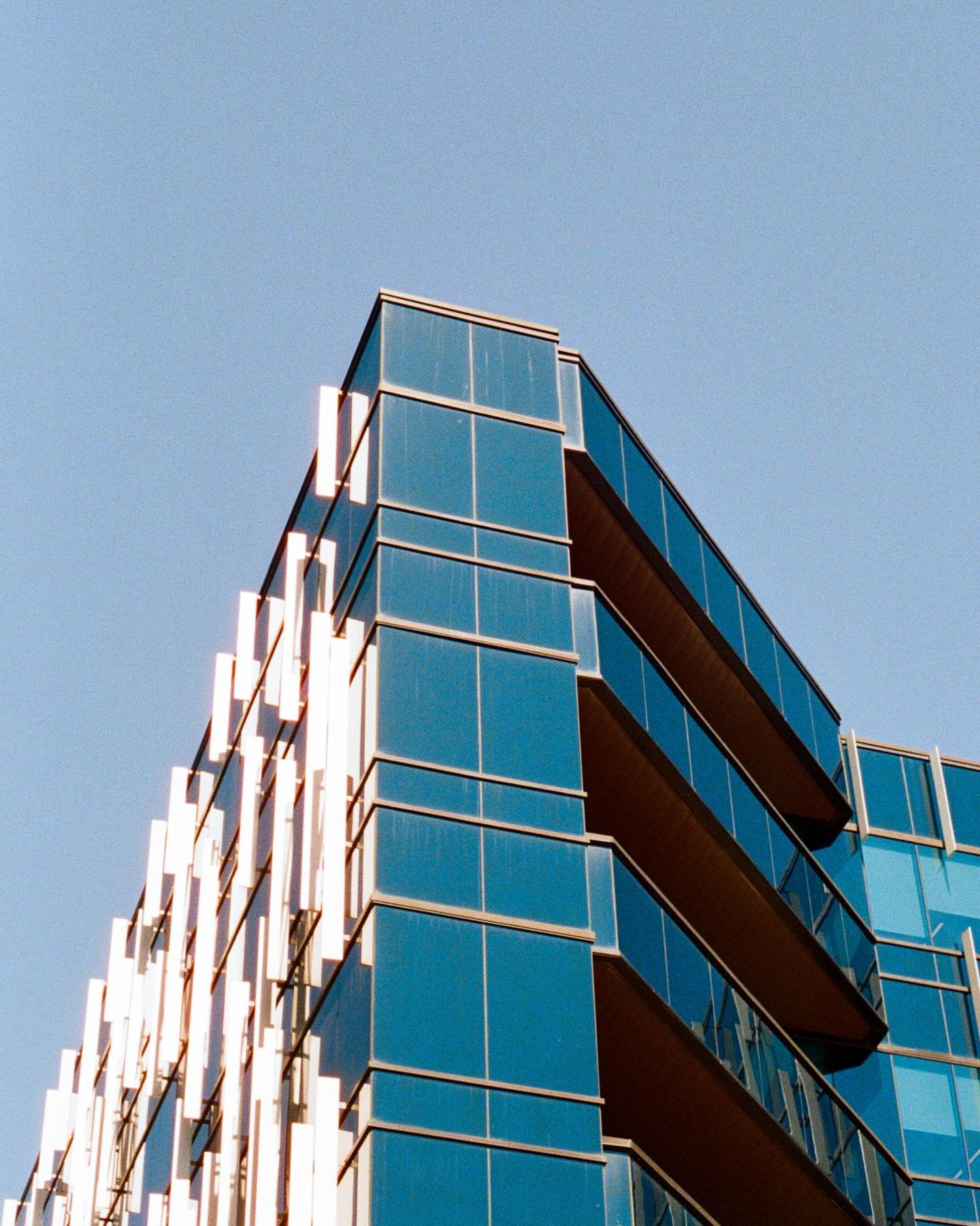 Get My Good Side

🎞️ @kodak Portra 800

A building with several things going on, architecturally. The balconies, adorned with wood; the shimmering glass details on the left; the angular nature.

#filmphotography #film #canonae1 #filmisnotdead #analo