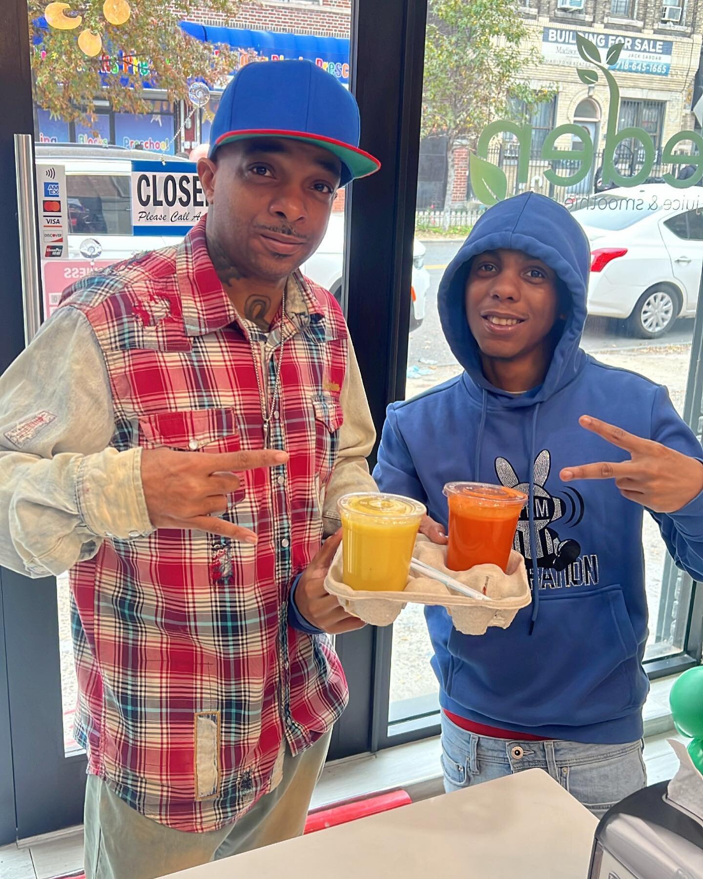 Neighborly Vibes at Eden! 🏡🥤

We love when our neighbors become friends and friends become family. We had the pleasure of serving up some smoothie happiness to one of our amazing neighbors. 🙌🏾❤️

At Eden, it's not just about the drinks; it's abou