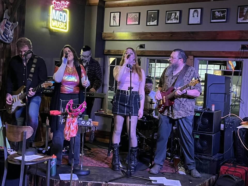 Hey all you at @thenarrowssaloon !  What a great time last night!  You stayed, sang along, got your booties shakin' and were so dang nice and welcoming.  Great to meet you all!  The staff was SUPER pleasant and kind which was so great🥰. Last Happy B