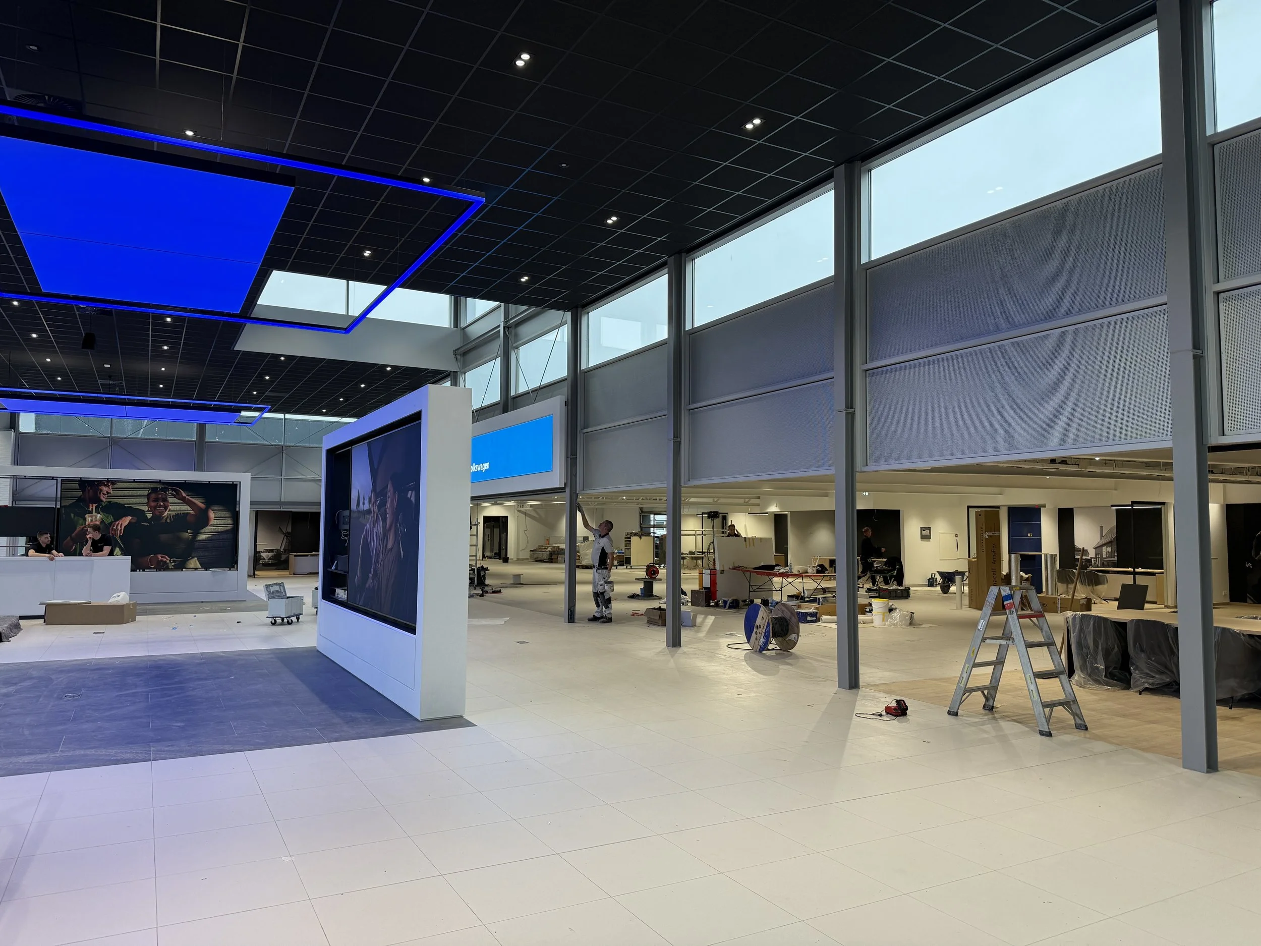 Binnenschilderwerk en wandafwerking bedrijfspand in Drachten tijdens verbouwing door Schilderwerken Drachten