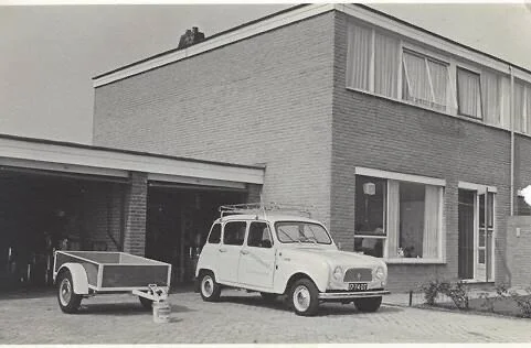 Historische foto uit 1974 van de start van Schilderwerken Drachten BV bij de woning en garageboxen van oprichter L.W. Stuij in Drachten
