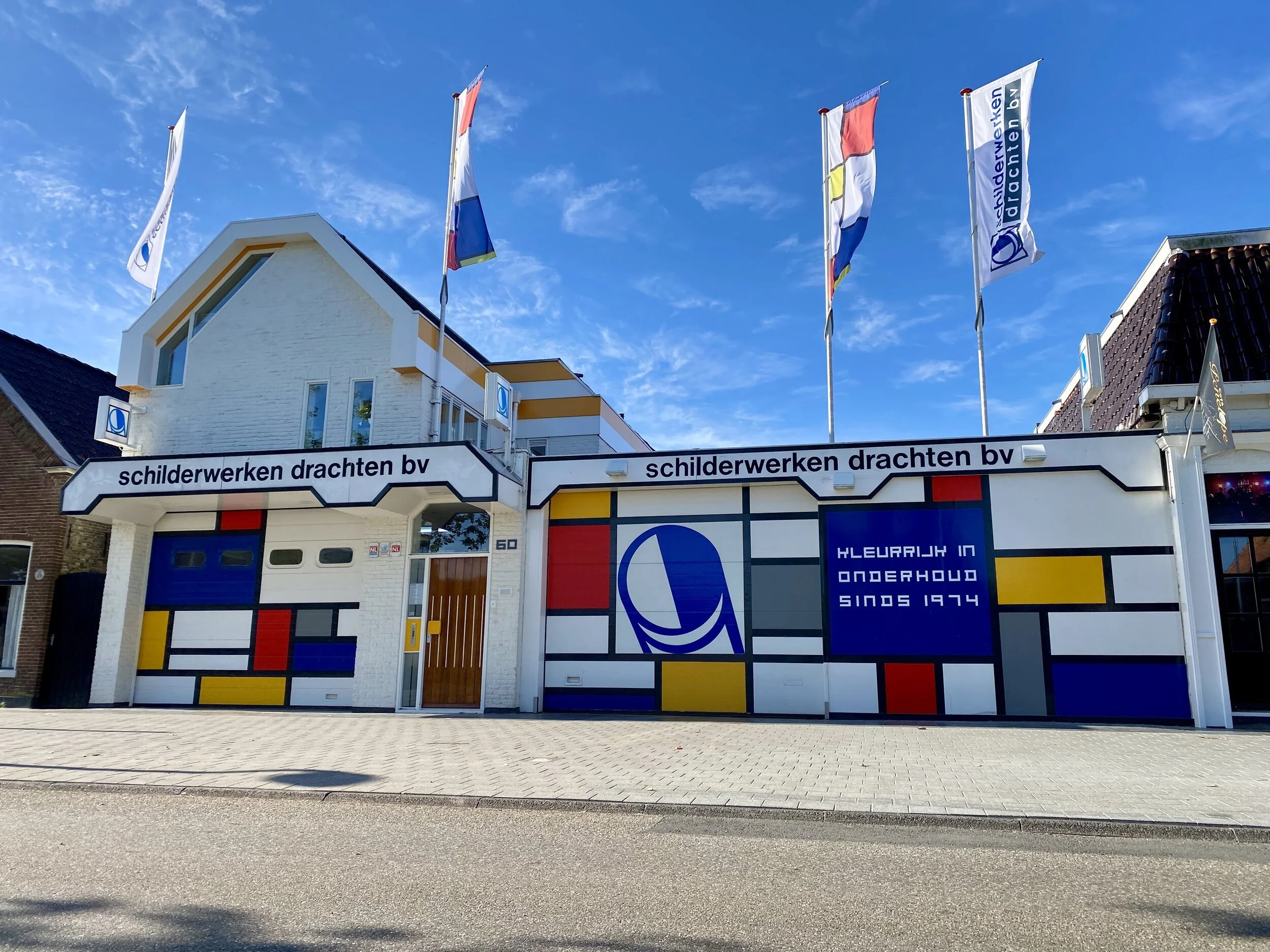 Bedrijfspand Schilderwerken Drachten BV aan de Torenstraat met De Stijl-gevel geïnspireerd op Mondriaan
