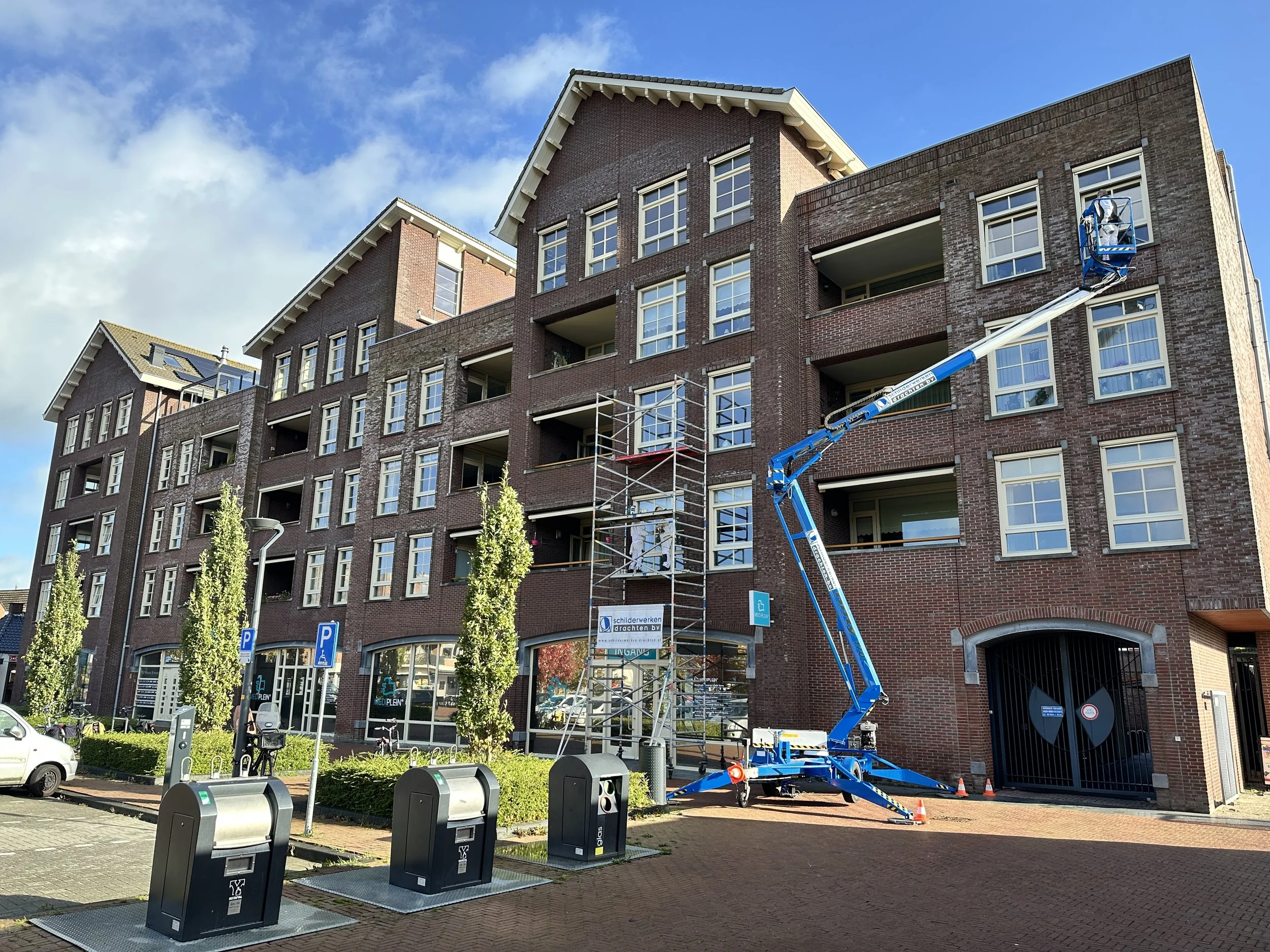 Buitenschilderwerk met hoogwerker bij VvE De Hooge Stinsen in Drachten door Schilderwerken Drachten