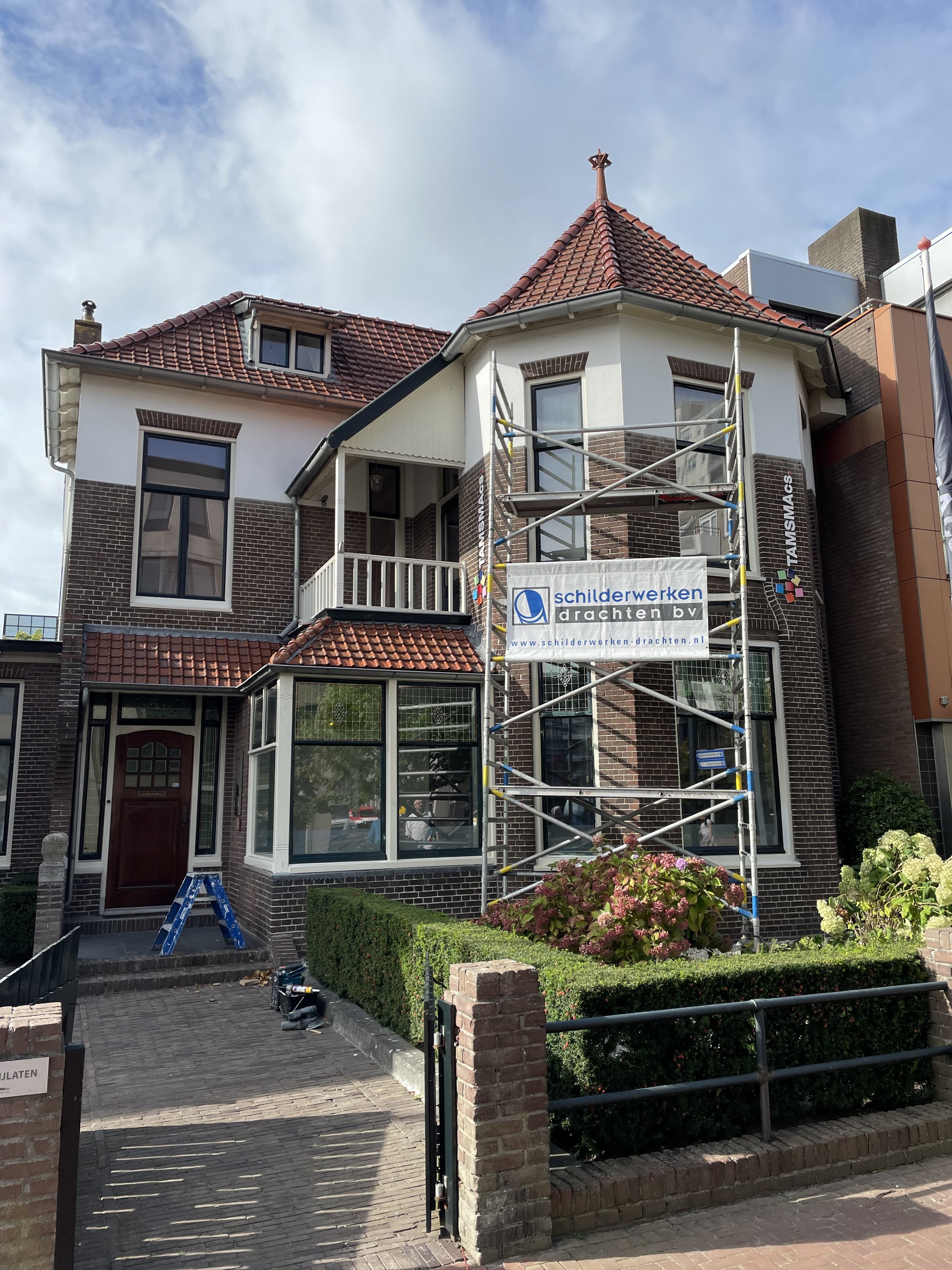 Onderhoud aan monumentaal pand in Drachten door Schilderwerken Drachten – buitenschilderwerk en gevelherstel