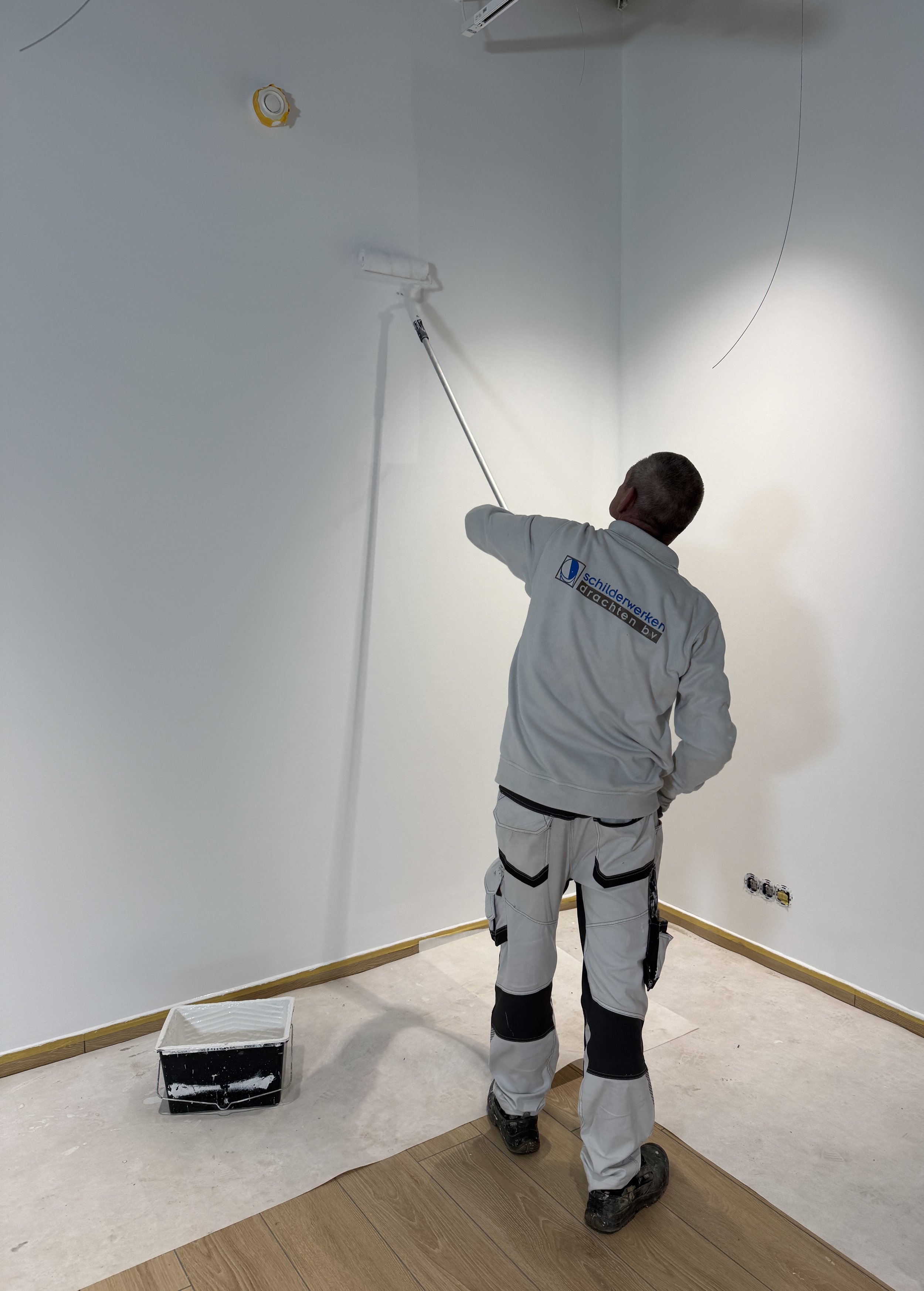 Binnenschilderwerk in Drachten – schilder van Schilderwerken Drachten rolt een binnenmuur voor strakke wandafwerking
