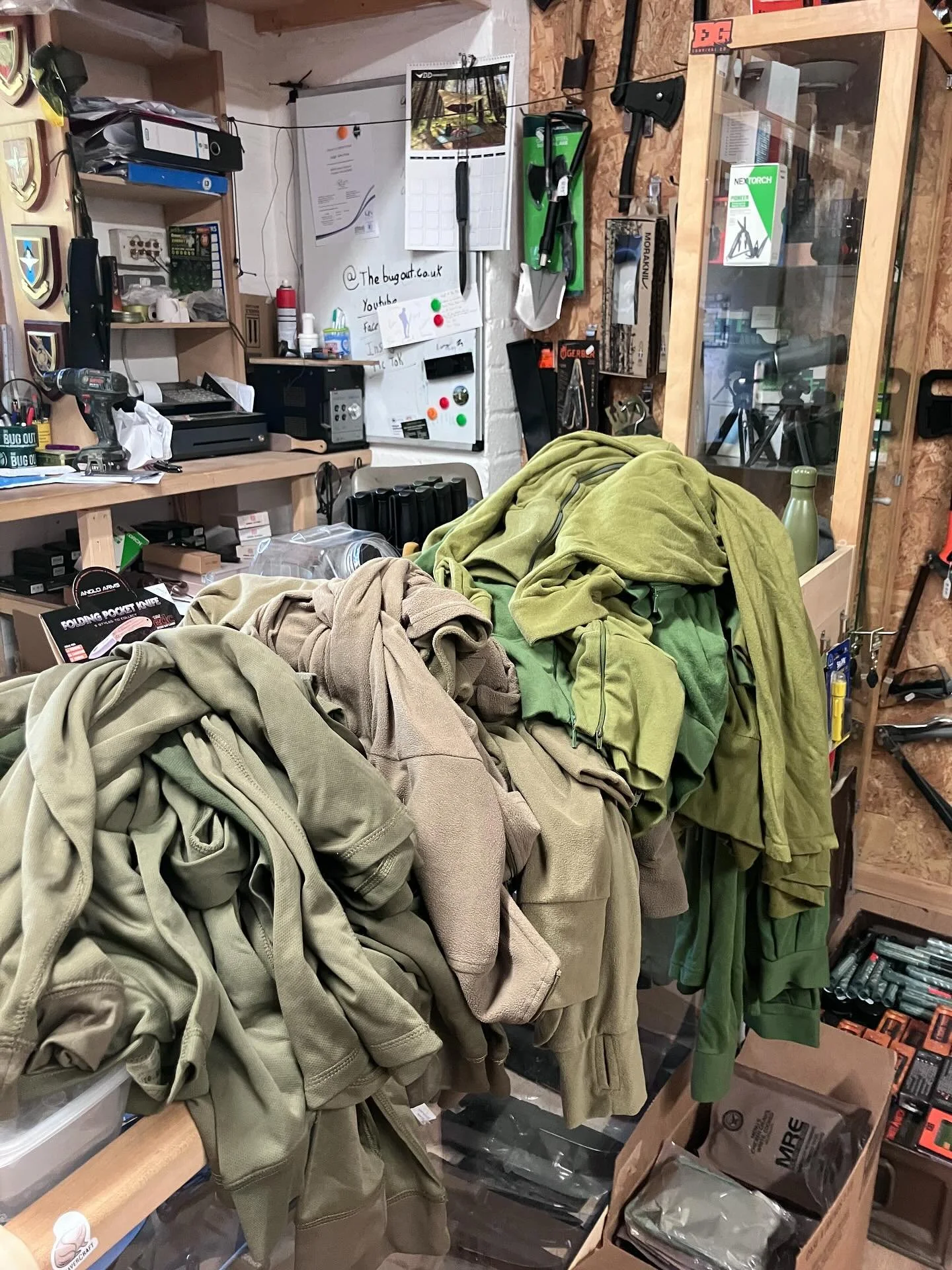 ‼️Army surplus flying out the door today‼️
Folks are loving great retro gear at the UKs best prices. 🔥 buy single items or bulk buy wholesale here at @thebugoutuk 

#wildcampinguk #wildcamping #bugout #midwales #cambrianmountains #shtf #survival #su