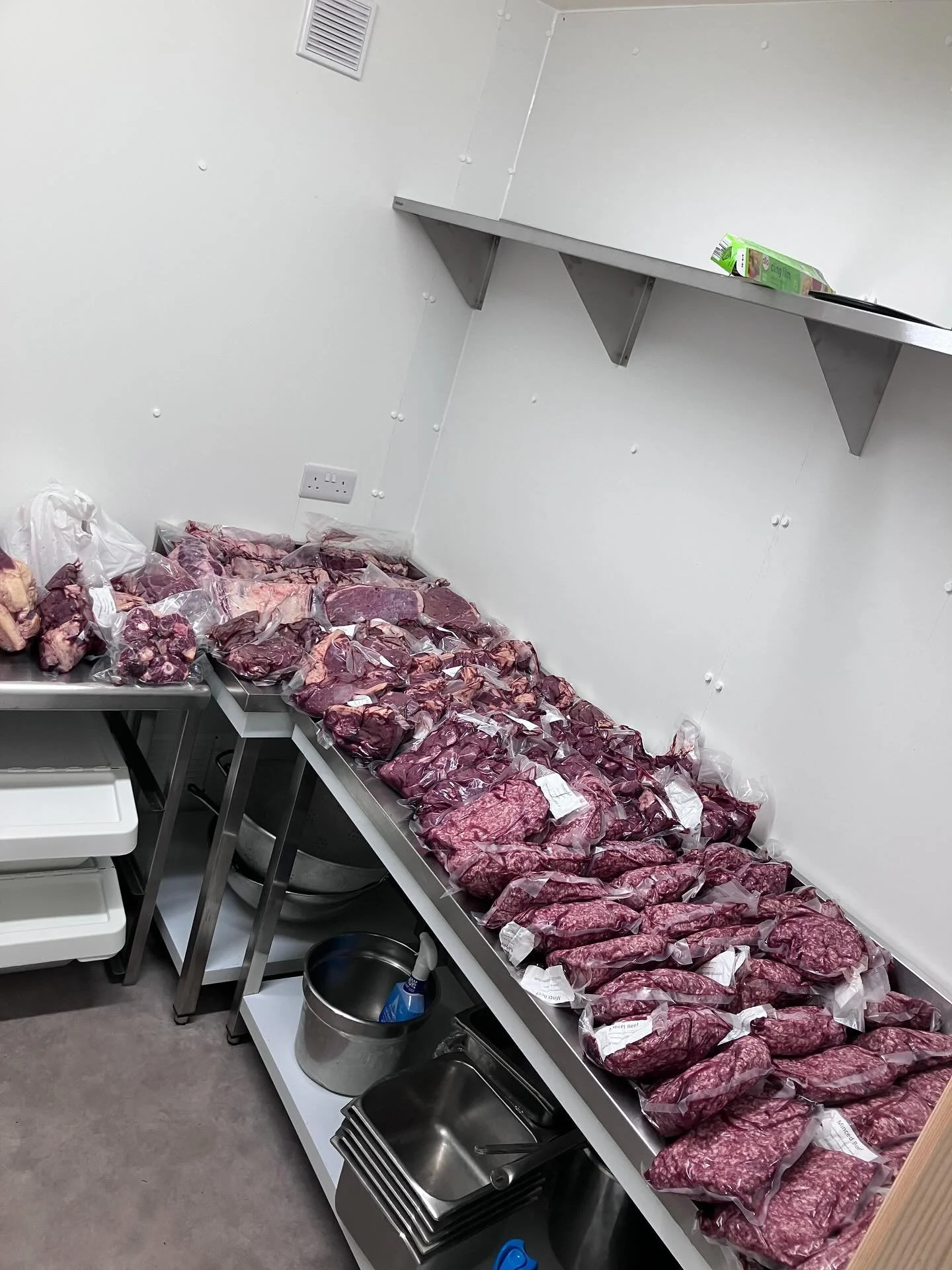 🥩Big thanks to @lancashire_lamb_boxes for delivering half a cow of meat 🥩 100kg of steaks, joints, mince and diced plus 40kg of bones and fat for broth and tallow. 💪