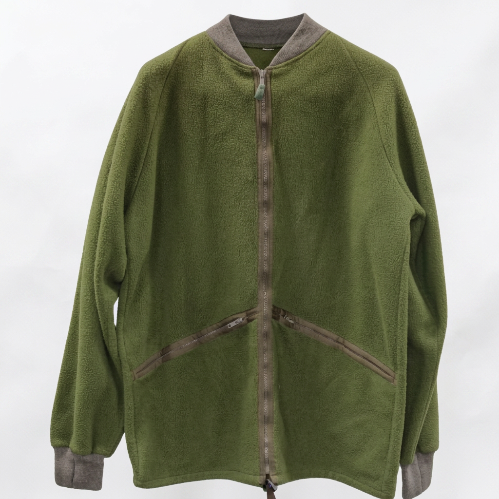 Upgrade your cold-weather gear with the British Army Thermal Fleece Jacket Liner. Lightweight, incredibly warm, and perfect for outdoor adventures.