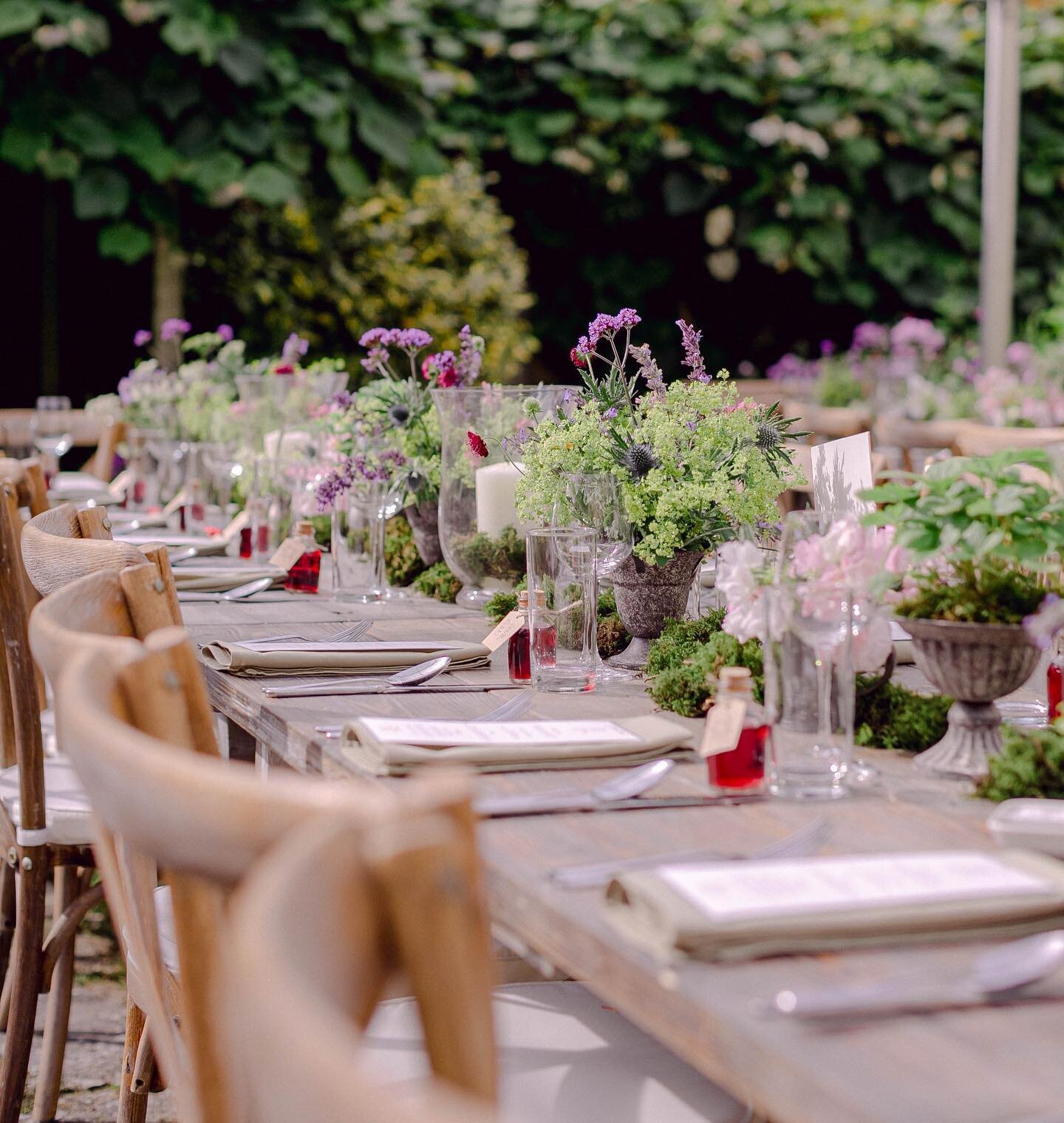 🌿Outdoor dining🌿

Alfresco dining in the hot summer months. Another big wedding trend for 2023. Fingers crossed for a hot summer! 

Recently engaged? Getting married? We&rsquo;d love to help you plan. Get in touch 📧 

📸 @bizzyarnottphotography 

