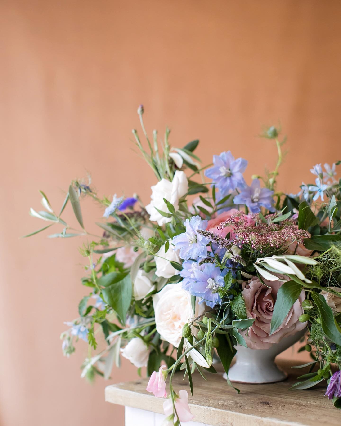 🌸Pastel florals🌸

One of our most popular colour palettes this year. A beautifully styled seasonal flower arrangement sitting pretty on a rustic wooden bar for a summer wedding. 

🌺 @flowersbypassion 
📸 @laraarnottphotography 

#weddings #parties
