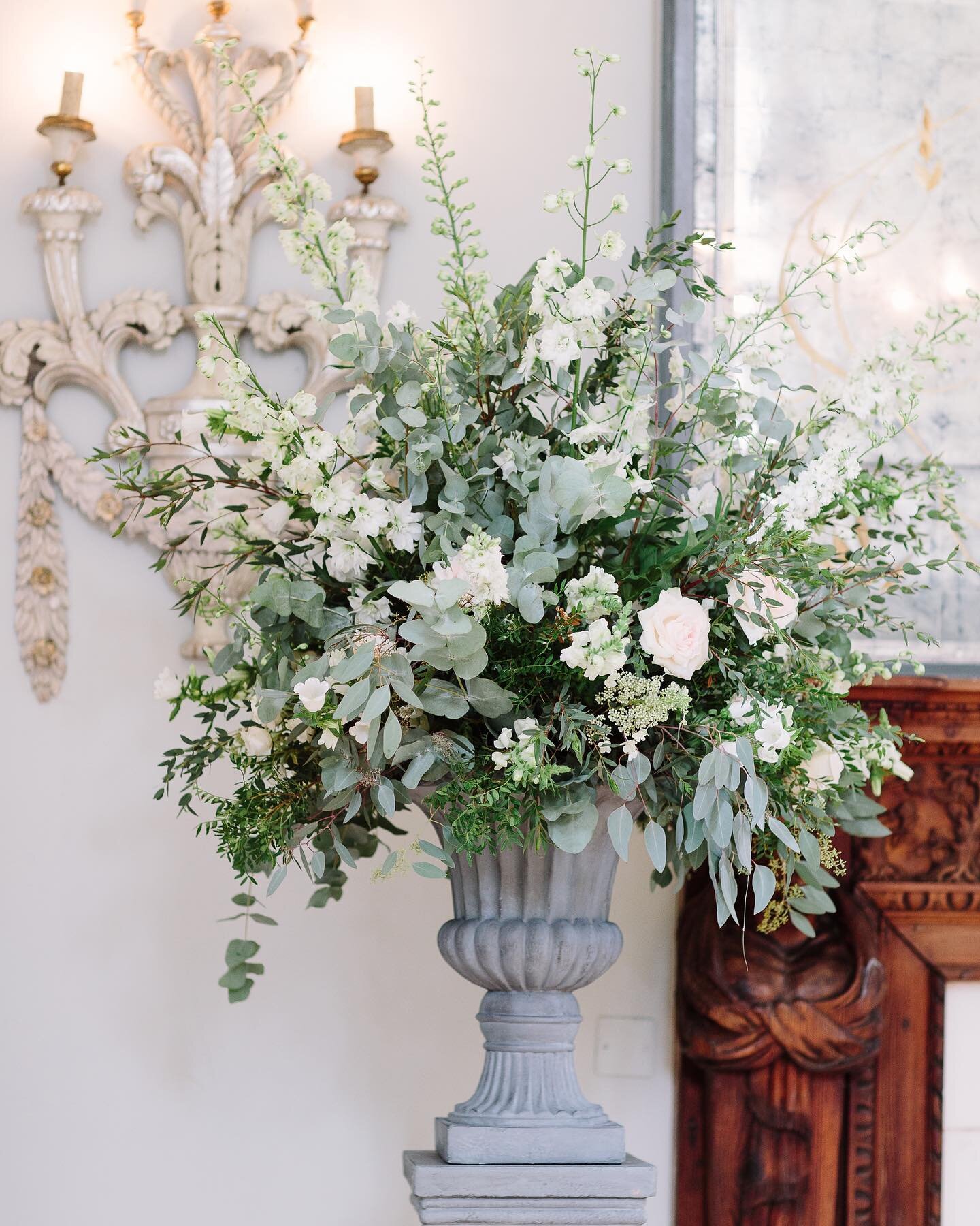 🌿Urn arrangements🌿

The importance of flowers to make each wedding beautiful, yet unique. A stunning floral filled urn for an outdoor ceremony and repurposed for reception. Where possible, we are always trying to reuse florals throughout the day. 
