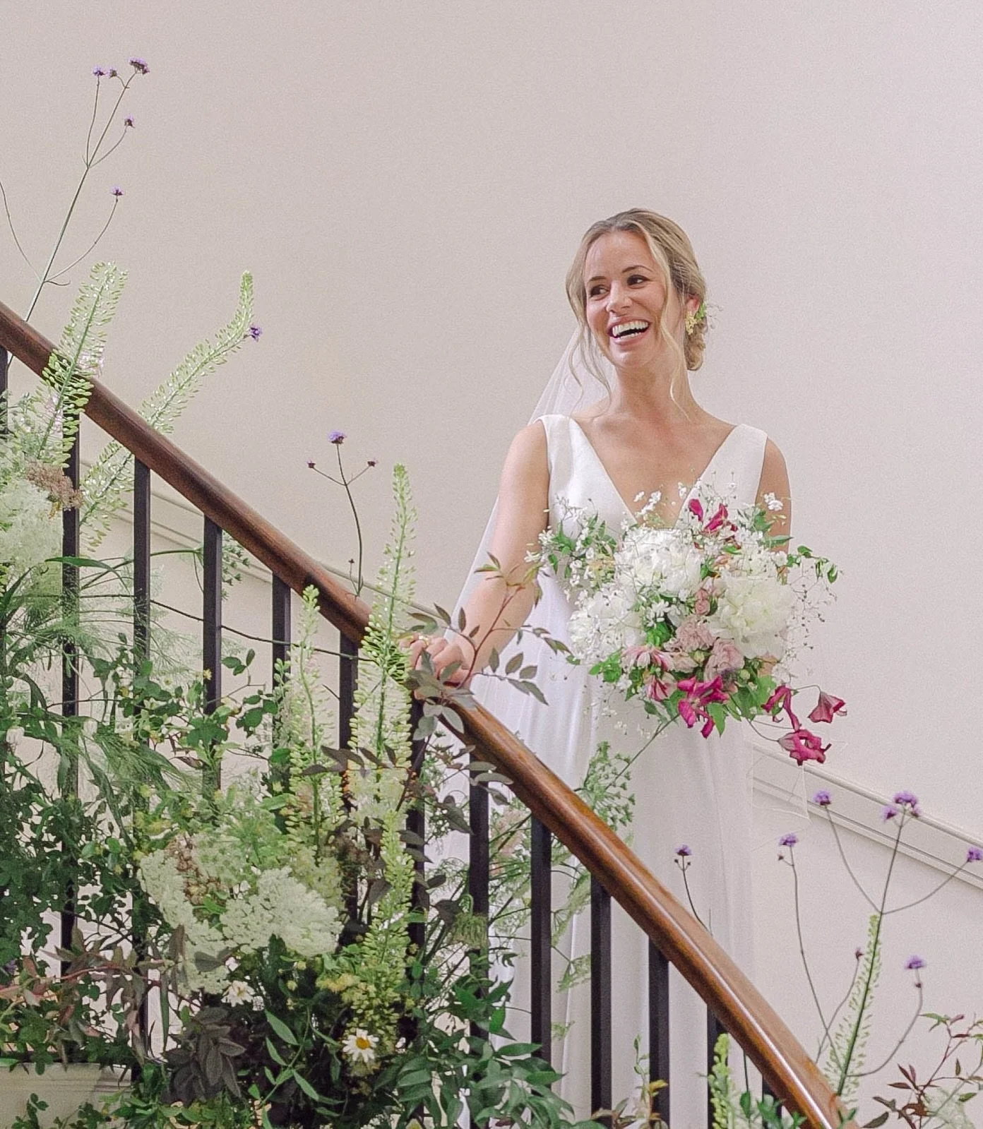 🤍Making an entrance🤍

A first look at our beautiful bride Amelia descending the elegant staircase at her family home. Styled with wild meadow florals, bringing the outside in for this country summer wedding.

📸 @bizzyarnottphotography 

#weddings 