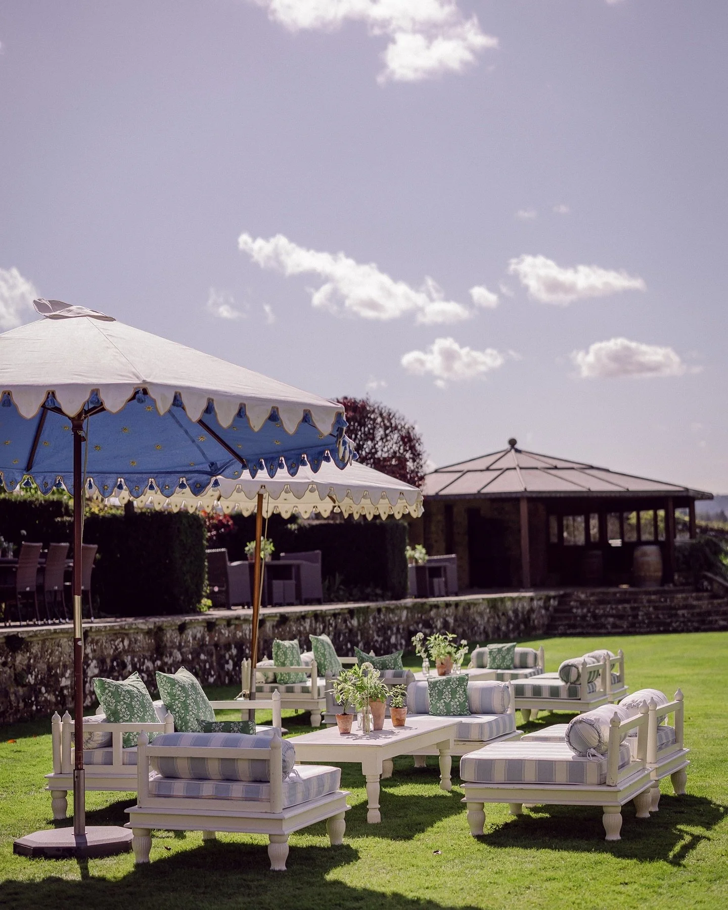 🩵Weekend celebrations🩵

Hues of blues and greens for a relaxed lunch on the stunning lawns of Cowdray Park. Guests were treated to a BBQ, colourful seasonal salads and summery cocktails, followed by homemade sorbets. 

🌸 @sageandco.floraldesign 
?