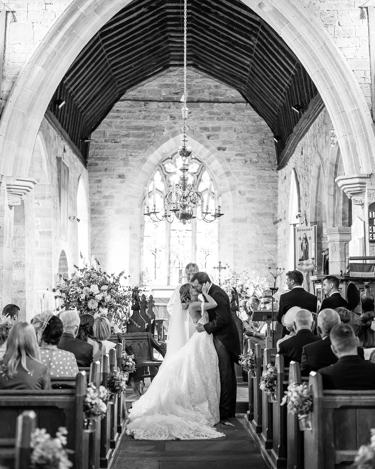 🤍Couples edition🤍

Happy 1 year anniversary to the lovely M&amp;E. So many magical photos of a beautiful and fun filled wedding weekend in the Kent countryside. 

🌺 @floristintheforest 
📸 @bizzyarnottphotography 

#weddings #parties #events #birt