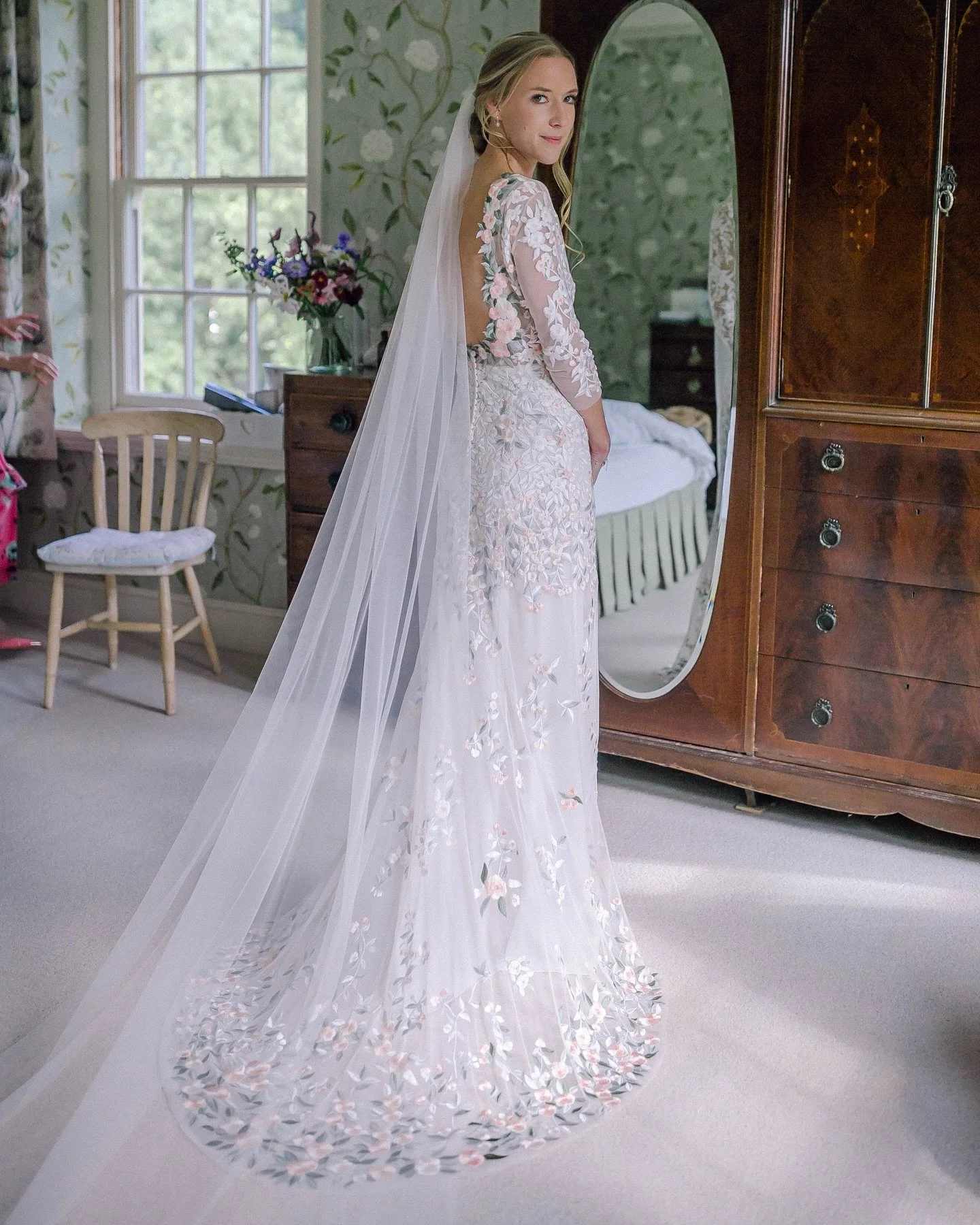 🌸The dress🌸

In honour of our founder&rsquo;s wedding anniversary today. Botanical embroidery, intricate English flowers and soft pinks and greens blended into this stunning dress. A moment of calm before the big reveal to the bridal party. 

👰🏼&