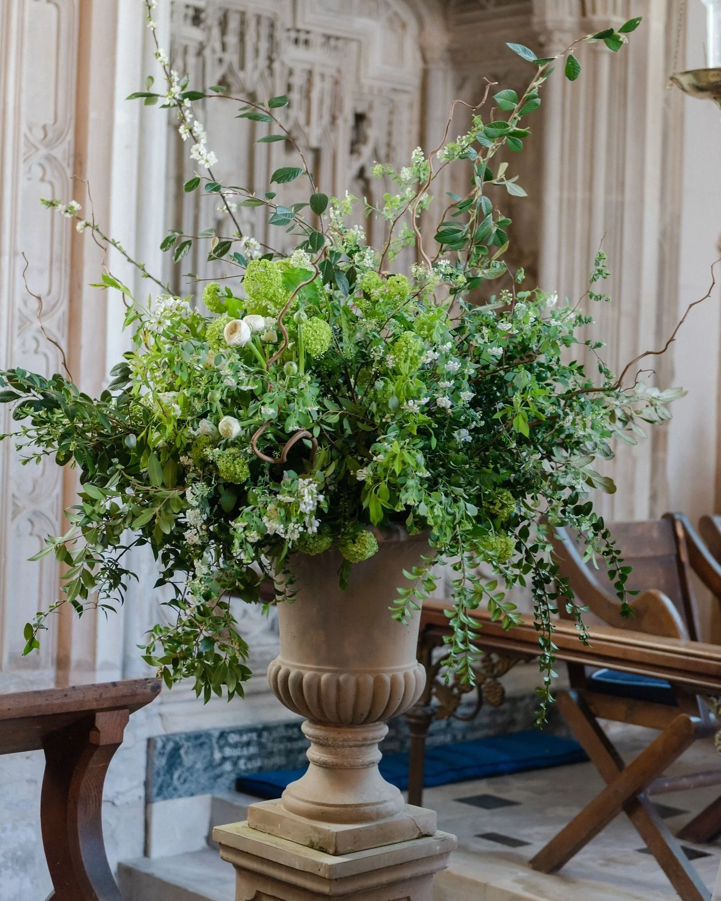 🌿Classic elegance🌿

A timeless colour combination of greens and whites. Big stone urns filled with an abundance of foliage and florals framing the altar in a beautiful old Norfolk church for F&amp;W&rsquo;s wedding. 

🌸 @mockorangeflowers 
📸 @flo