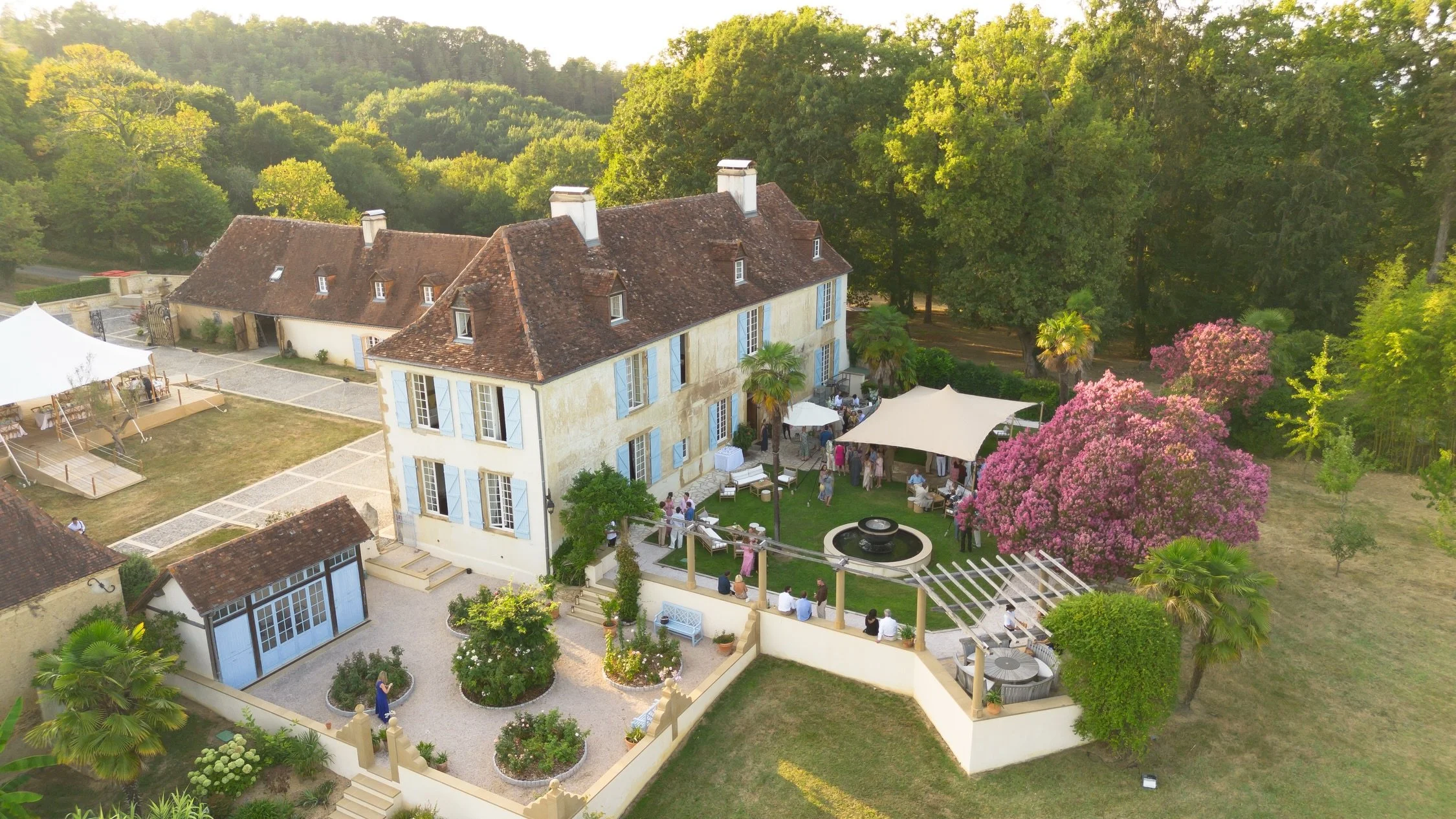 Day to night 💫

Three marquees (and a 3 week old baby!) thoughtfully positioned around the beautiful grounds of our clients&rsquo; ch&acirc;teau. Guests were taken on a journey from reception at the front of the ch&acirc;teau, to dinner in the court