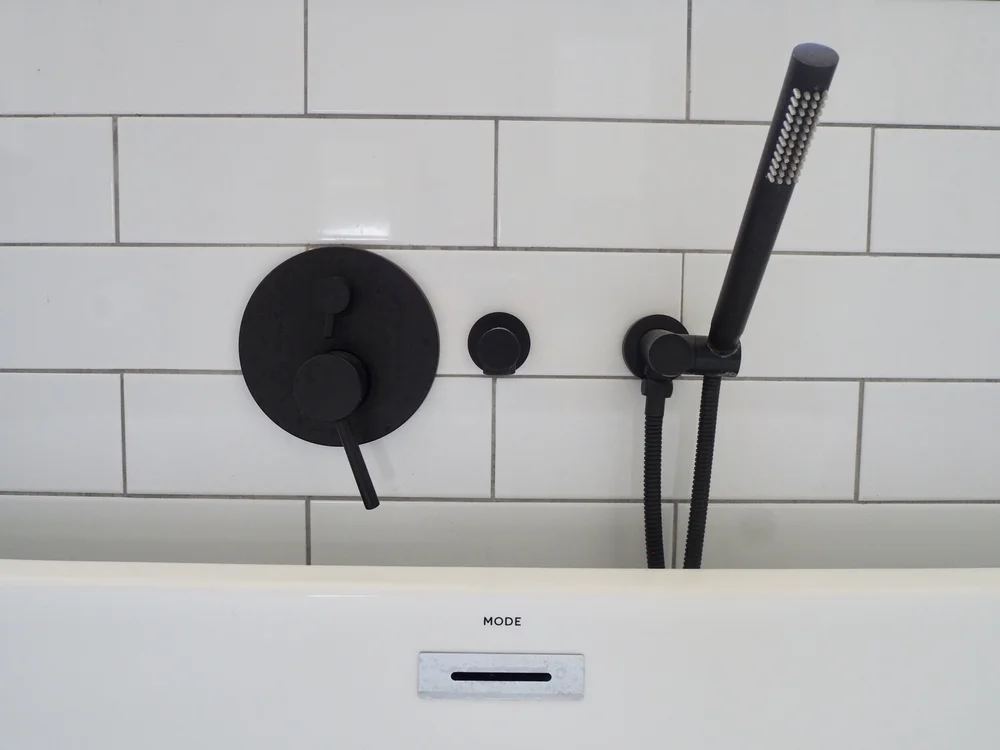 Black hardware for the main bath