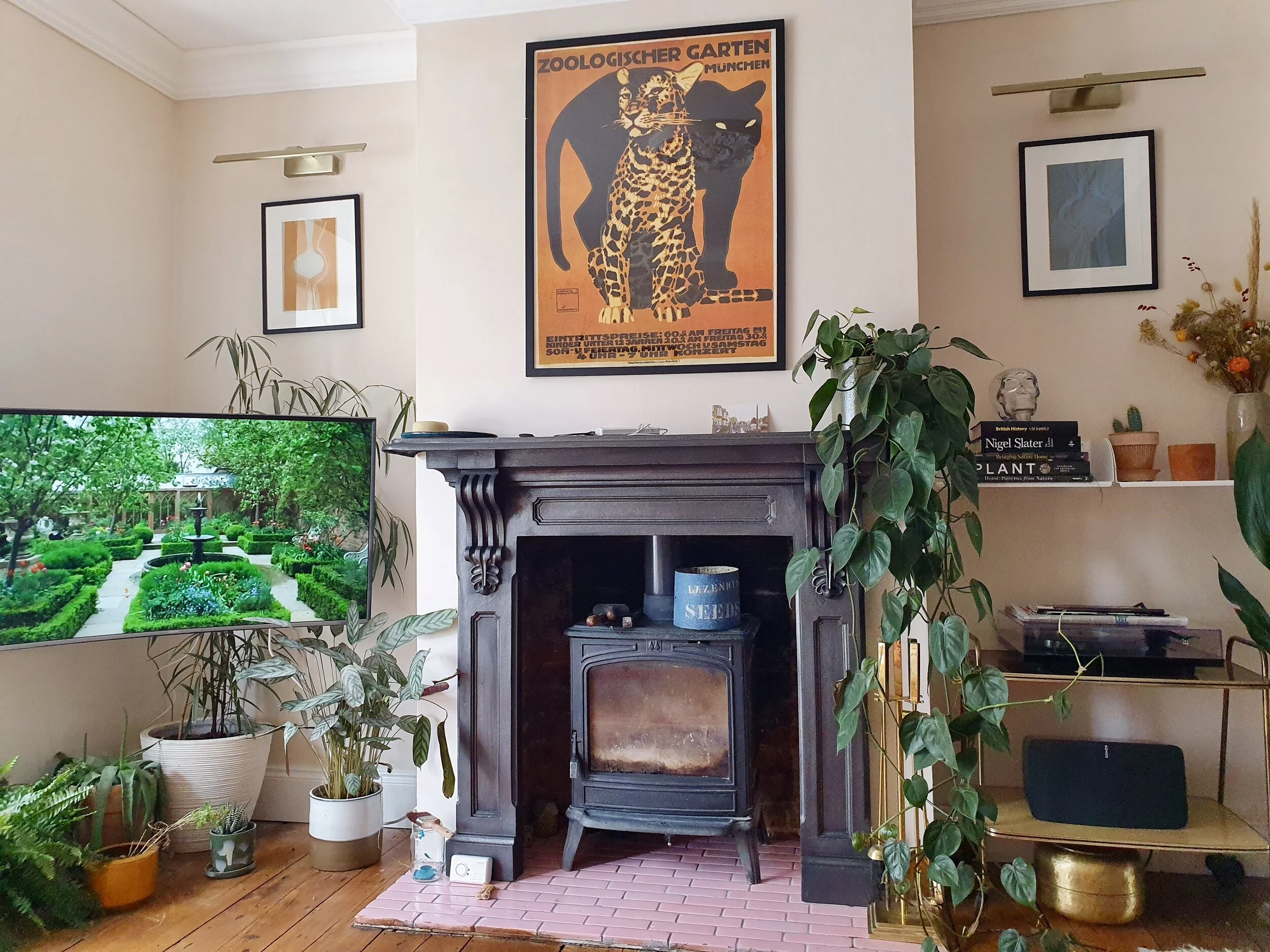 Farrow & Ball’s Stetting Plaster adorns the lounge walls and throughout