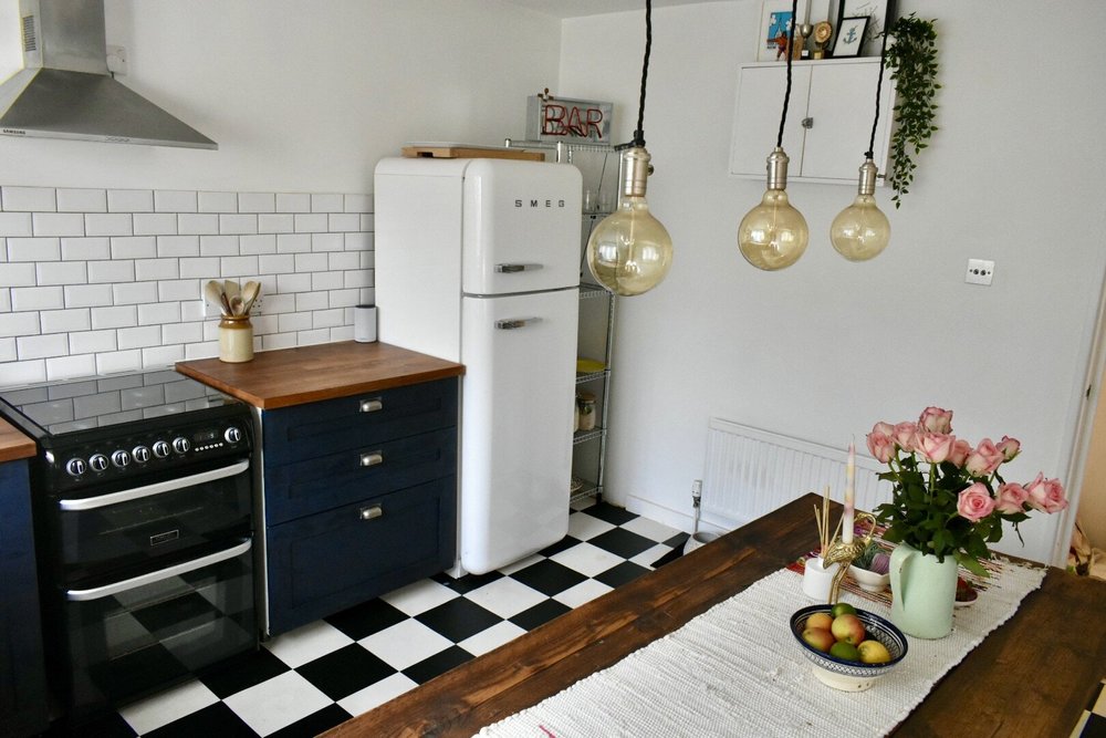 Exposed pendant lightbulbs in the dining area of the kitchen