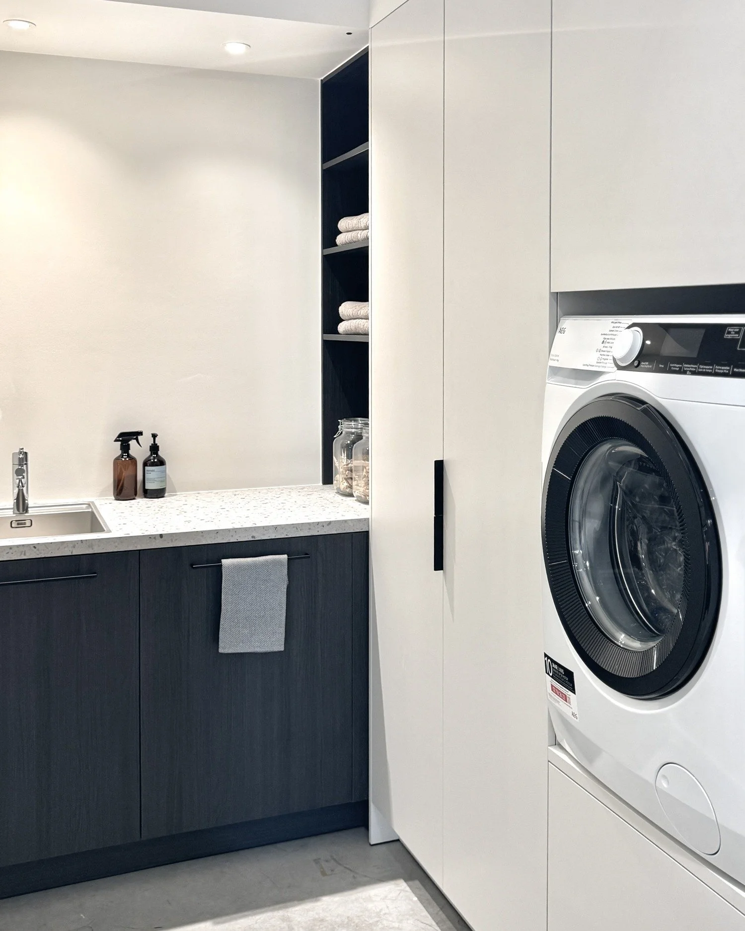 BLACK &amp; WHITE
.
.
.

Een stijlvolle bijkeuken waarin diverse materialen, praktische kastopstellingen en contrastkleuren samenkomen voor een speelse, unieke uitstraling.

#geva #gevakeukeneninterieur #interieur #interieuropmaat #kitchen #newkitche