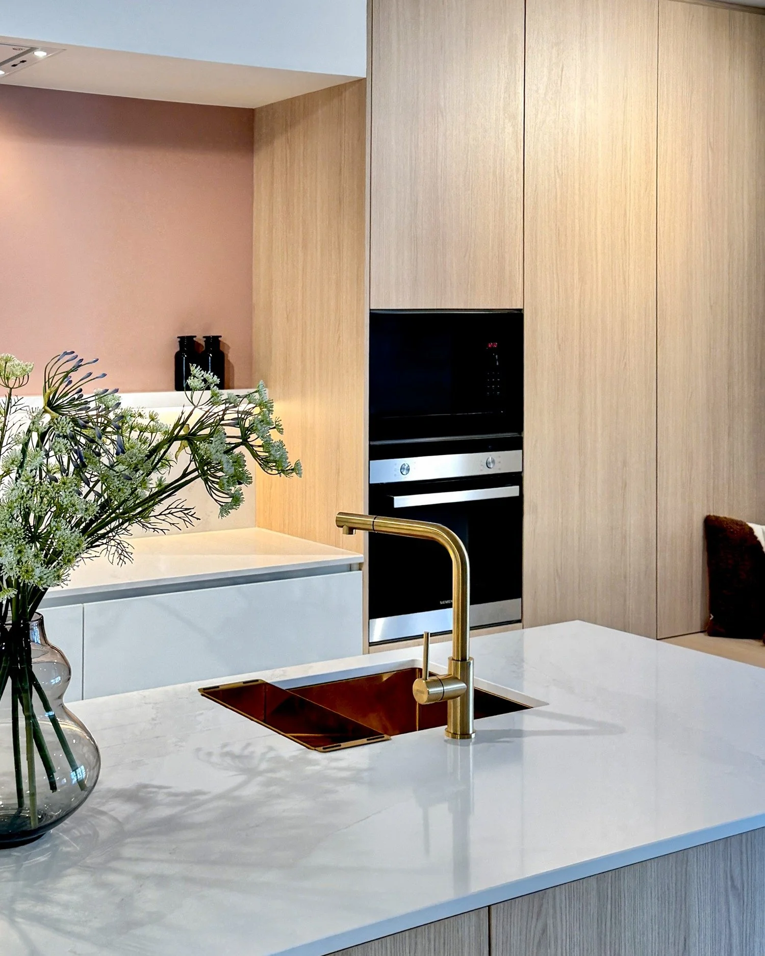 Tijdloos design, perfect maatwerk. ✨
.
.
.

Een luxueuze afwerking gecombineerd met natuurlijke houttinten, elk detail klopt in deze keuken op maat. 

#gevakeukeneninterieur #interieuropmaat #keukenopmaat #maatwerkinterieur #maatwerkkeuken #keukenins