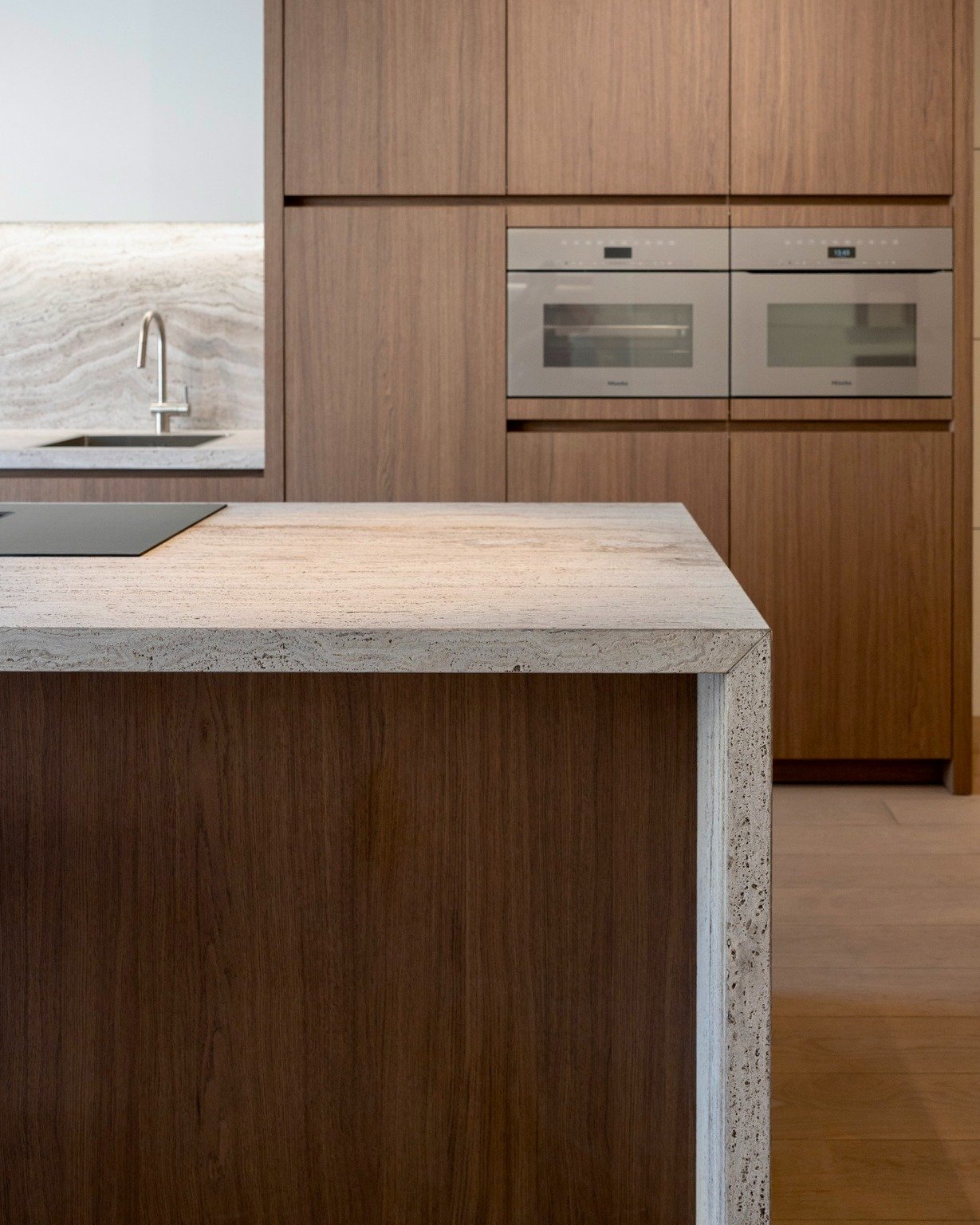 THE GREATEST LOVESTORY.

Het zachte, warme karakter van hout brengt warmte en comfort, terwijl travertin met zijn robuuste, tijdloze karakter zorgt voor rust en elegantie. 

Een interieur waarin alles klopt omdat tegenpolen elkaar vinden.

#geva #keu