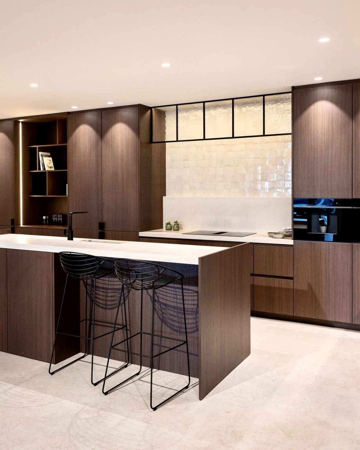 Subtiele lijnen. Sterke keuzes.

#geva #keukeneninterieur #keukenopmaat #interieuropmaat #maatwerkinterieur #maatwerkkeuken #maatwerk #keukeninspiratie #kitchen #newkitchen #kitchendesign