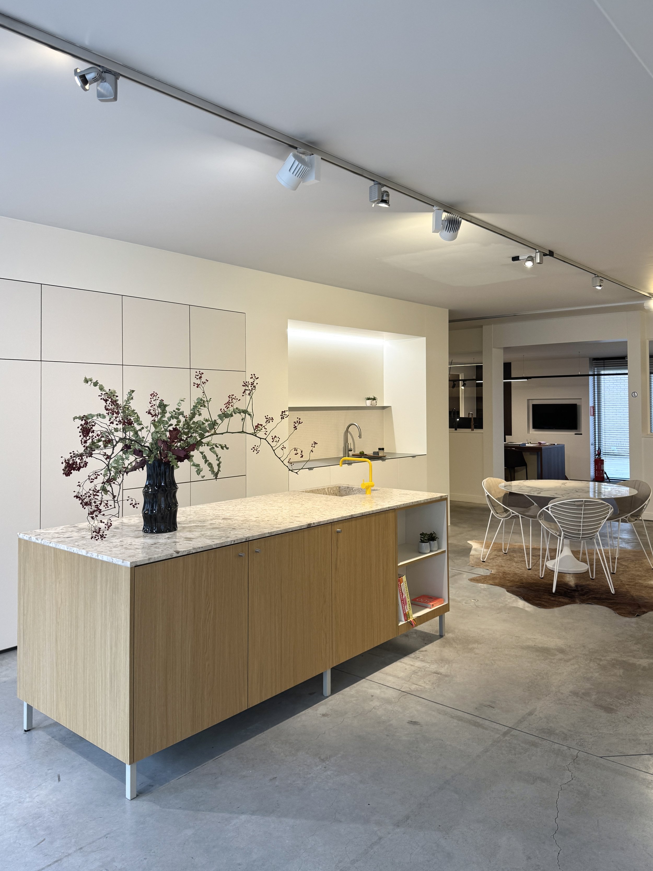 Open keuken met keukeneiland in een modern design.
