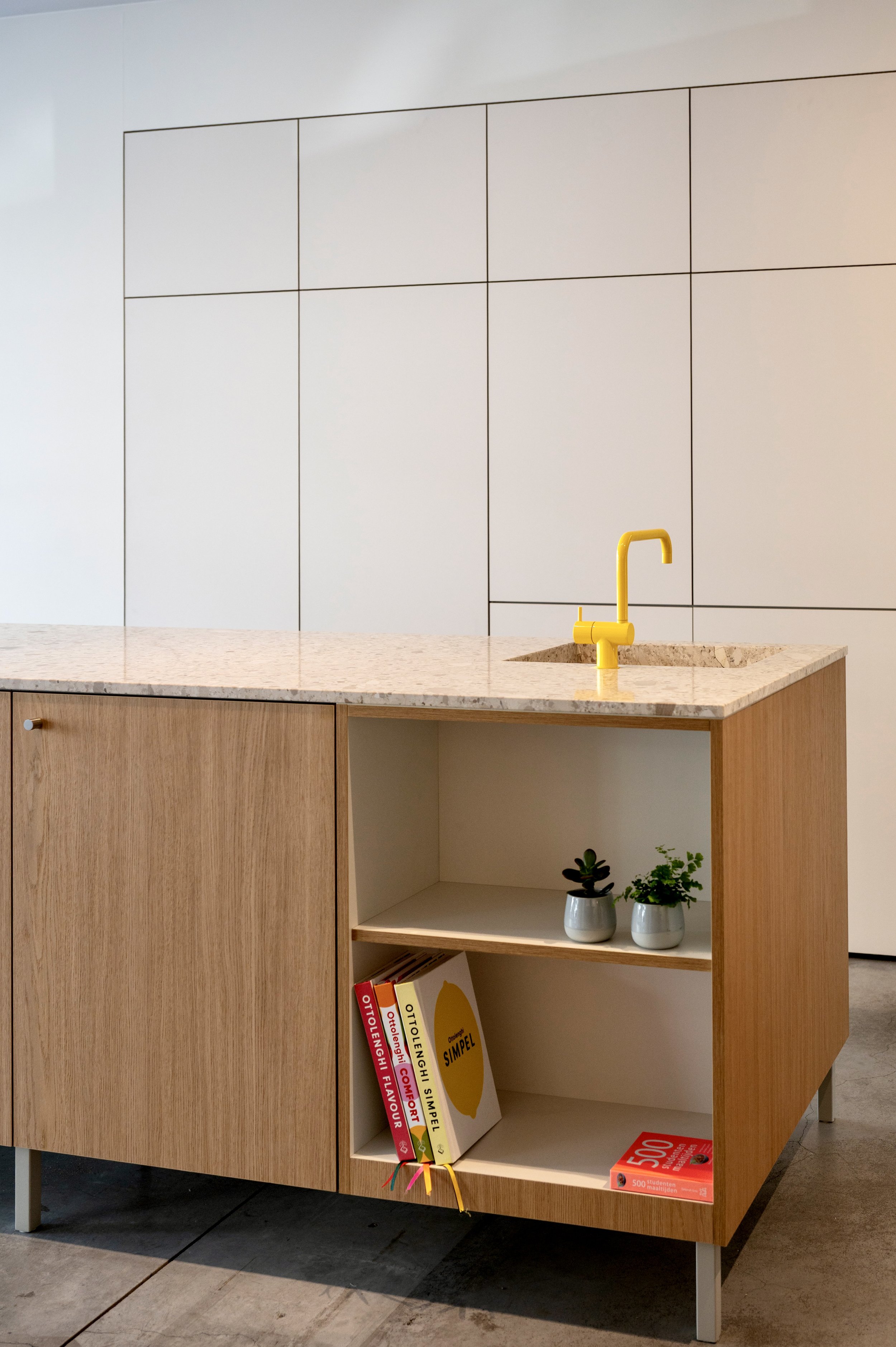 Keuken op met met trendy gele kraan.