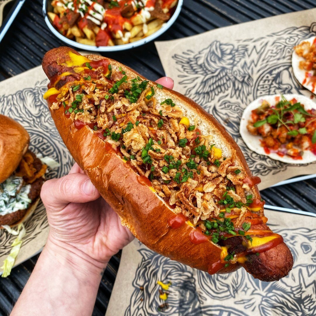 🌭 TODAYS SPECIAL 🌭

Hot diggity dawgggs. Just look at the size of this sosig. 

📸 #VeganHotDog: Vegan sausage. Crispy onions. Mustard. Ketchup. Brioche hot dog bun. 

Available 12-9pm.

#StayTwisted 
#NationalVegetarianWeek
.
.
#SheffieldVegans #S