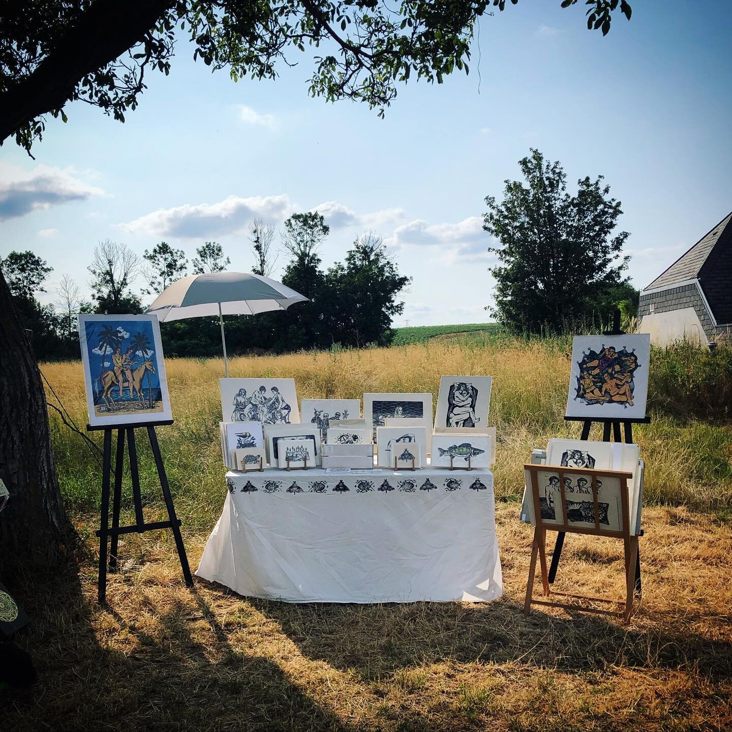 This is pretty. 🍇
Im here at @franz_von_gruen until 9pm today. Come by if you&rsquo;re in Arbesthal 😂 or if you can get here. There is wine and regional Schmankerl-cuisine. It&rsquo;s pretty out here! 
.
.
.
#arbesthal #carnuntum #kunstheuriger #he