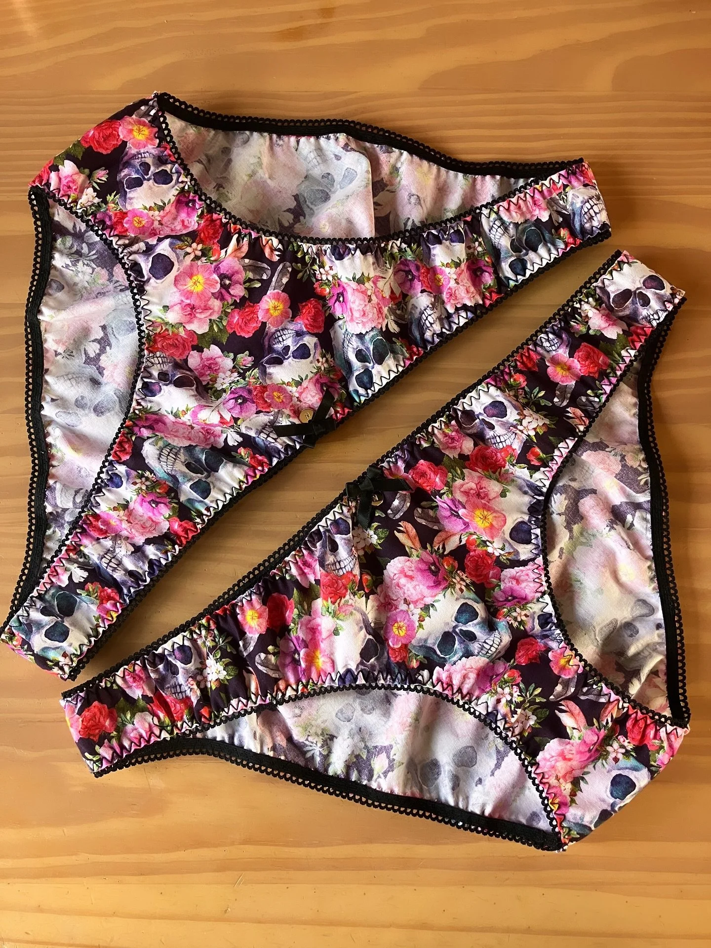 Cotton floral skull panties πΈπ
#halloween #halloweenlingerie #altgirl #naseebkaurlingerie