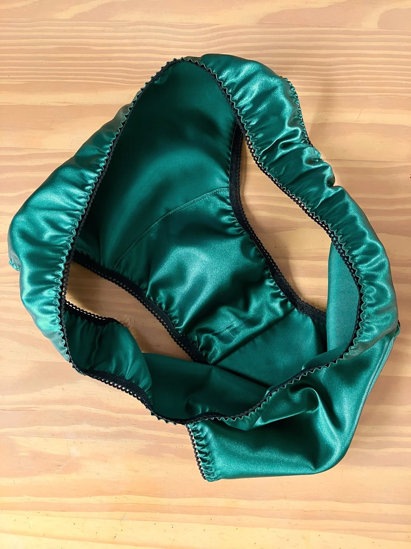 Freshly made green satin panties in wider-front fit. 
90 days until π
Last order dates to be announced, but we’re looking at early November for international orders and late November for UK orders. 
Have the best day π«Άπ½
#handmadelingerie