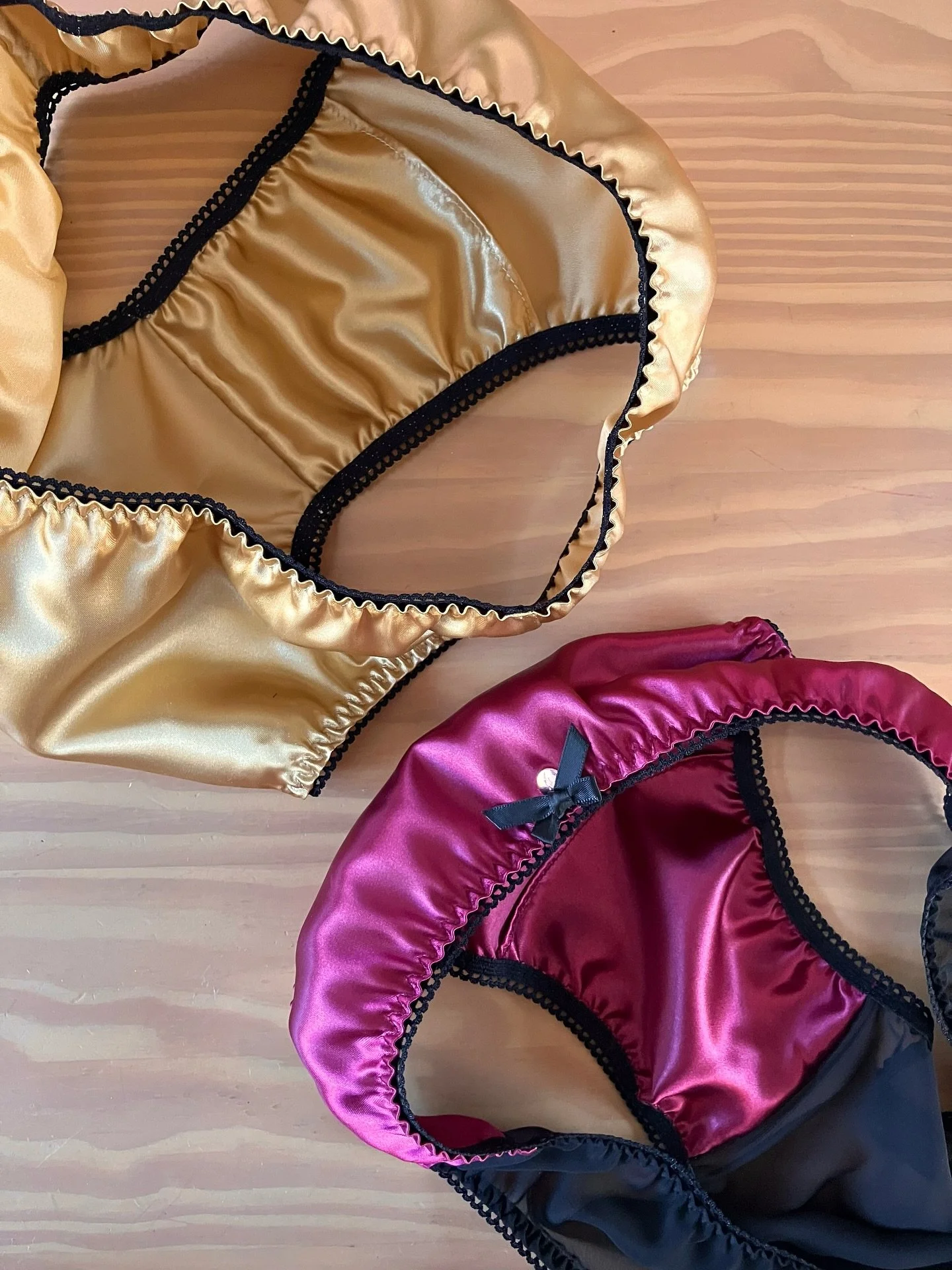 Autumnal colours today π
Antique gold and wine satin panties in wider-front fit.
Both of these are available to order at naseebkaur.com. They also come in classic fit.
#autumnalvibes #goldlingerie #satinpanties #satinlingerie #pantiesforallgender