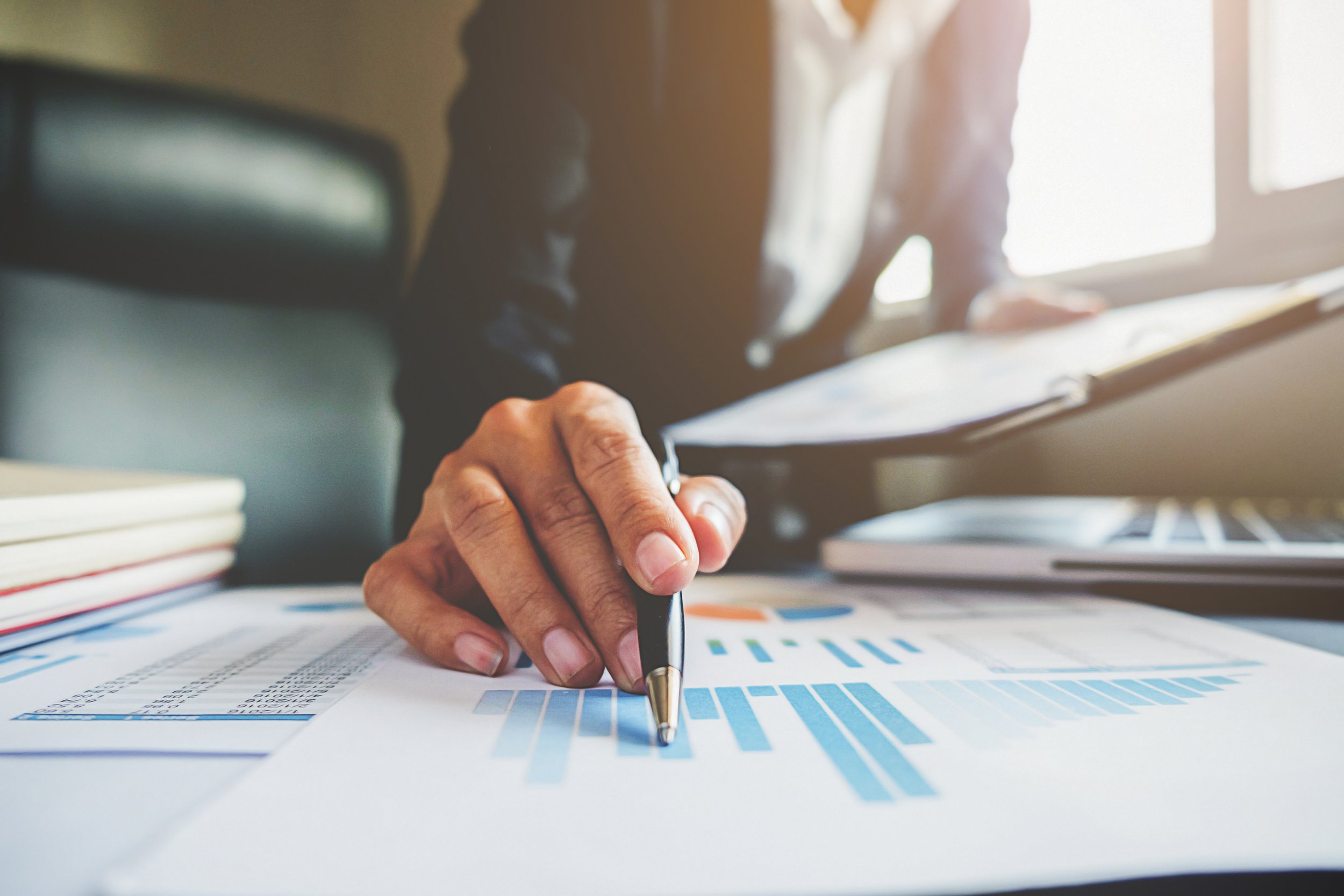 Imagem com um homem analisando os dados referentes a área sucessória da empresa, por causa do PLP 108 da Reforma Tributária.