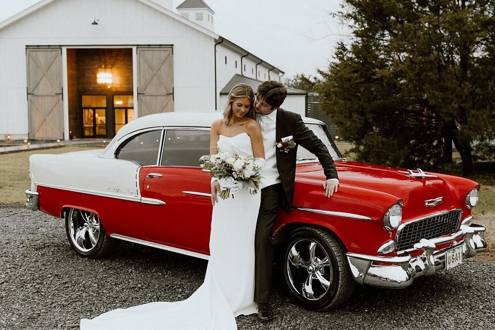 We&rsquo;re obsessed with this vintage car sendoff from last weekend 😍
.
.
Photo: @laurenadamsphotography @kaylee.callahan 
Venue: @magnoliacreekfarms 
Floral: @hicelisa 
Dress: @weddingangelsbridal 
Tux: @generationtux 
Car: @43guarino 
@maryclaire