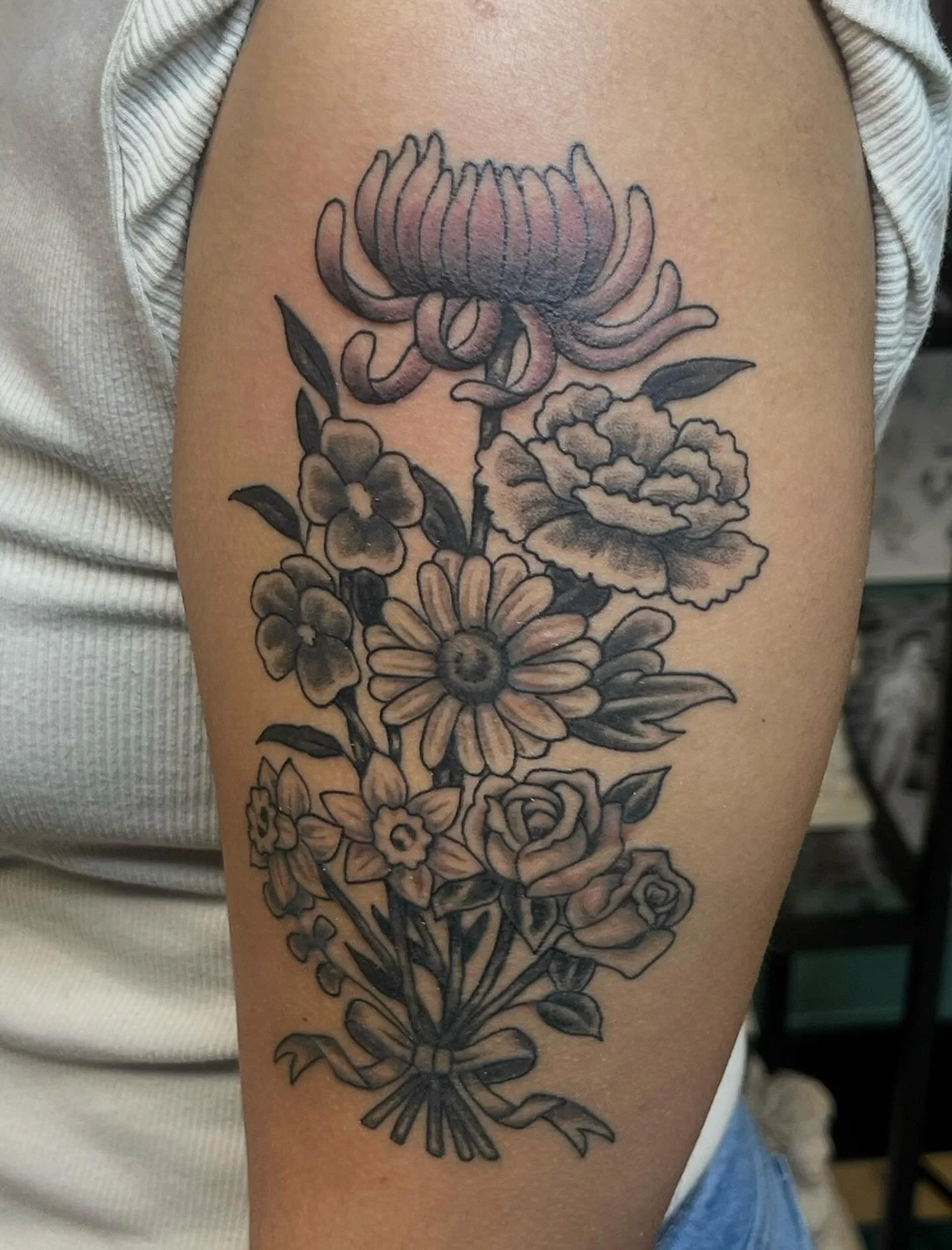 Bouquet by @rogeliortiztattoo, DM him 2 book or walk in Thursday-Monday 

#sanantonioriverwalk #sanantoniotattoo #sanantoniotattooartist #texastattooartist #texastattoo