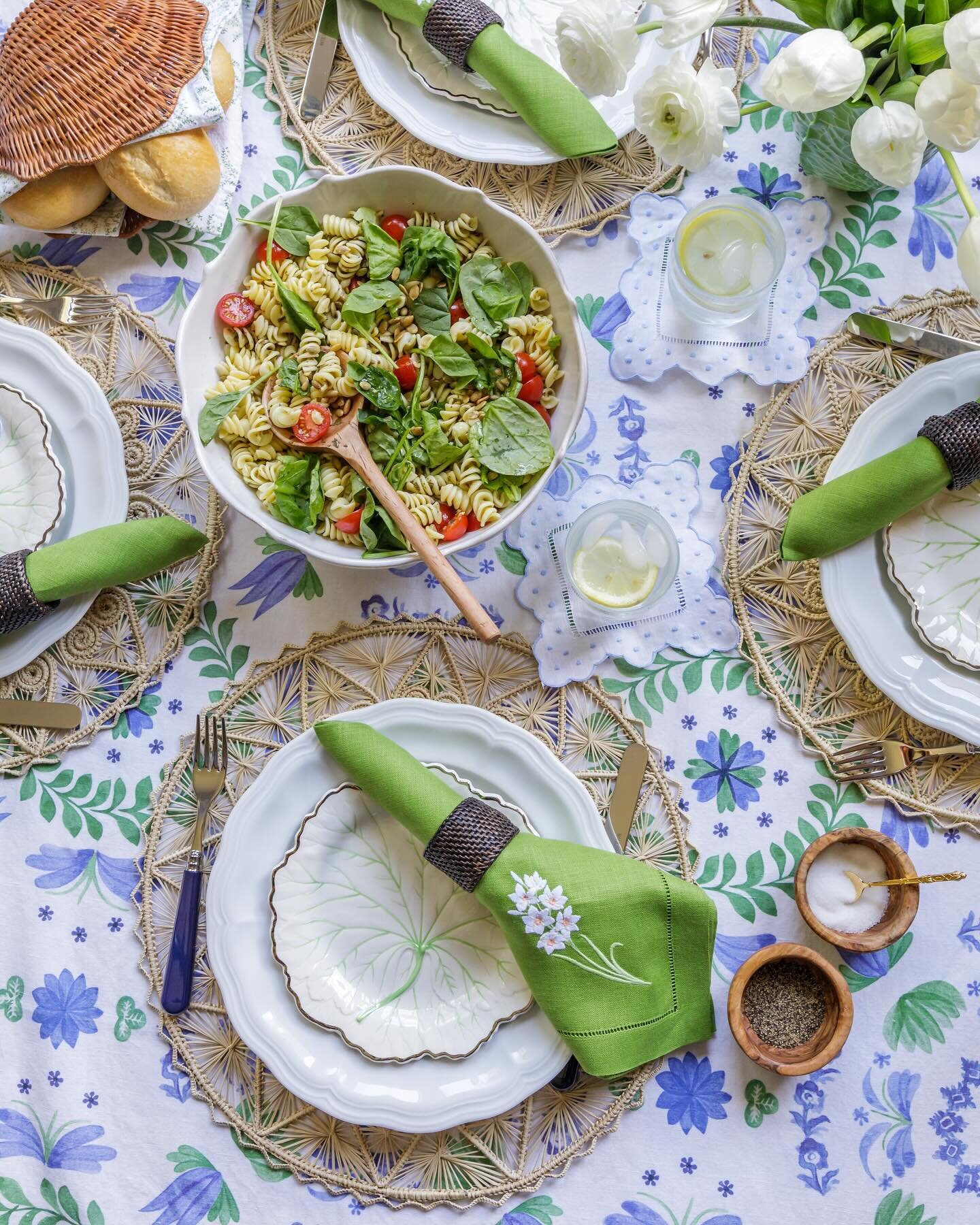 I wish I loved to cook but I sure do love a pretty table setting. Wishing everyone a Happy Easter!🌷🐇

📸: @jessiepreza