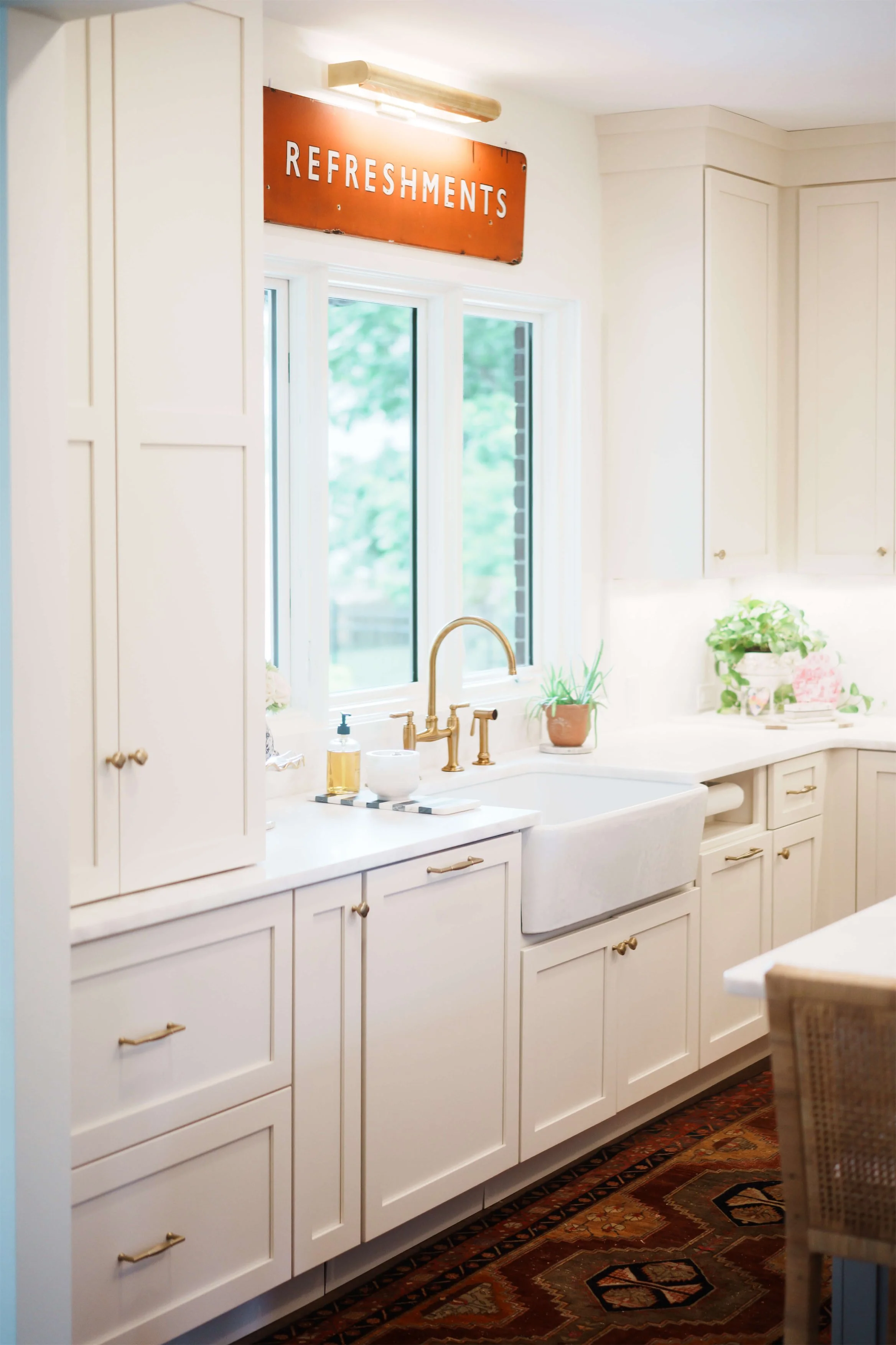 A Franklin, TN kitchen with creamy cabinets and farmhouse sink.