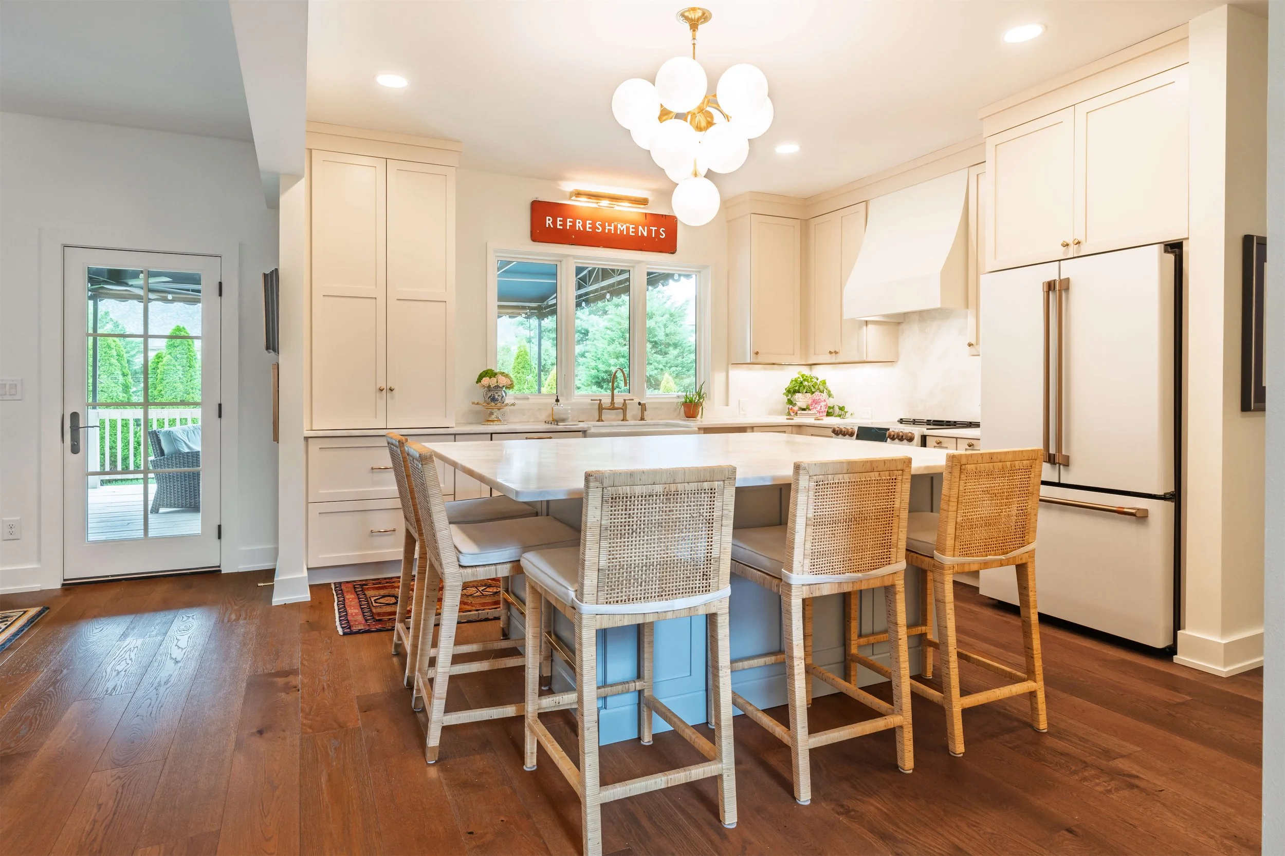 A Franklin, TN kitchen with creamy cabinets and an island.