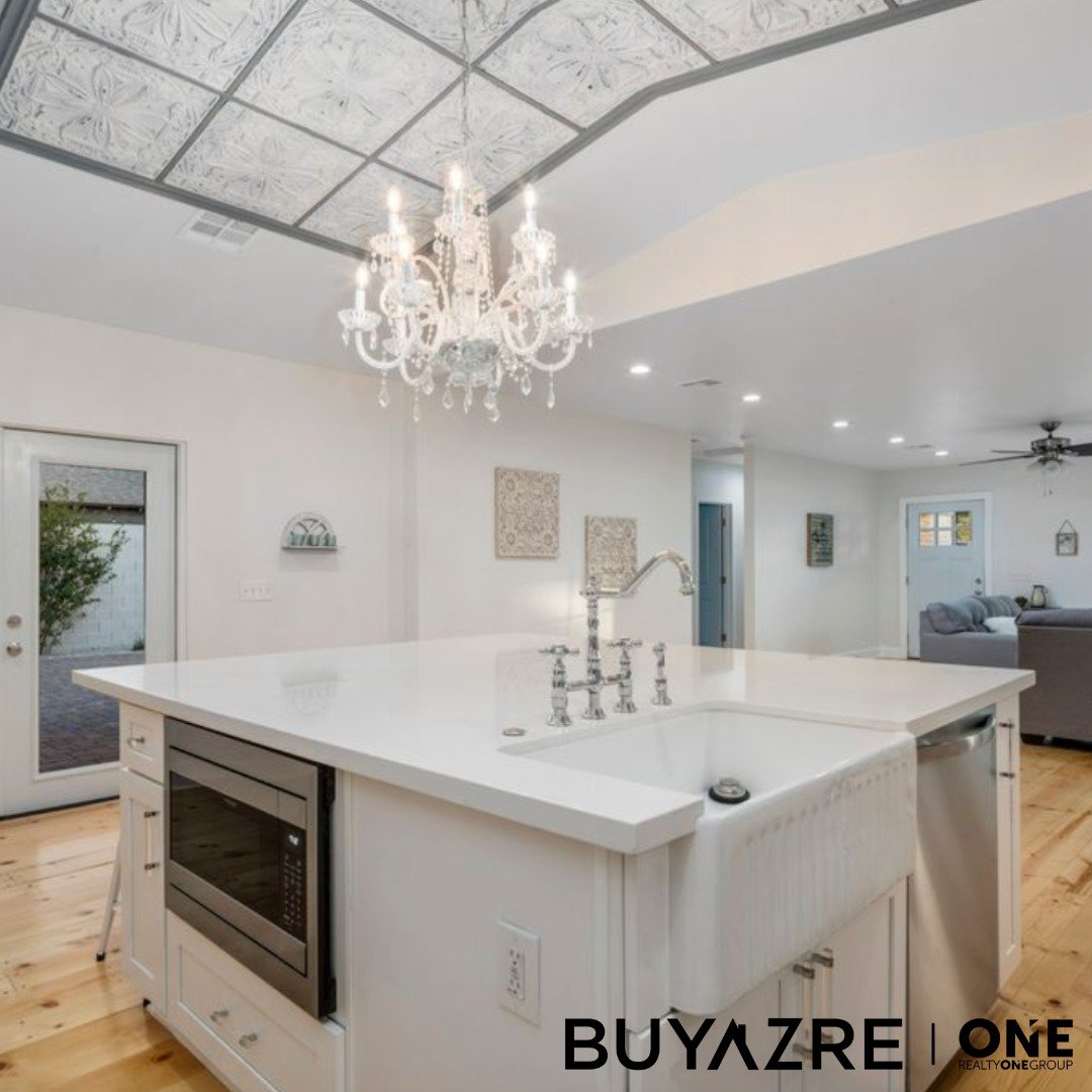 Stunning kitchen remodel ✨ with an eye-catching chandelier💡and large square island by Destiny Homes Design.

#KitchenGoals #HomeDesign #InteriorInspiration 🏡✨