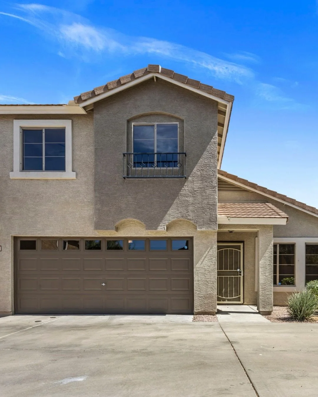 ✨ Now Available in Desert Ridge | Fiesta at Desert Ridge ✨

Located in the highly sought-after Fiesta at Desert Ridge community, this beautifully updated Phoenix home blends modern finishes, comfort, and low-maintenance living.

Inside, you&rsquo;ll 