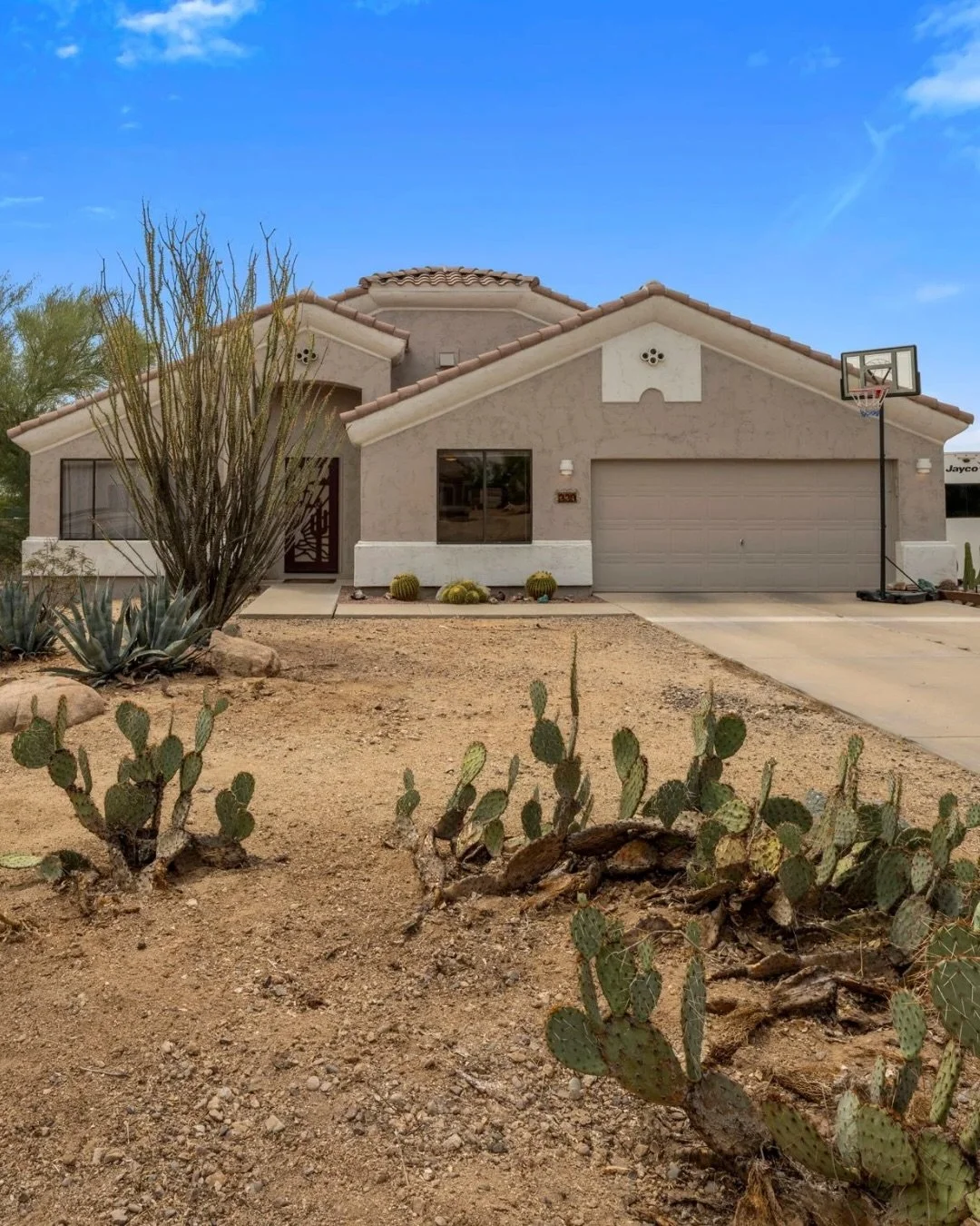 Tucked at the end of a cul-de-sac on over an acre in Desert Hills, this single-level home brings together space, privacy, and the kind of backyard setup people move to Arizona for. 🌵

Inside, you&rsquo;ll find vaulted ceilings, tile flooring, a spli